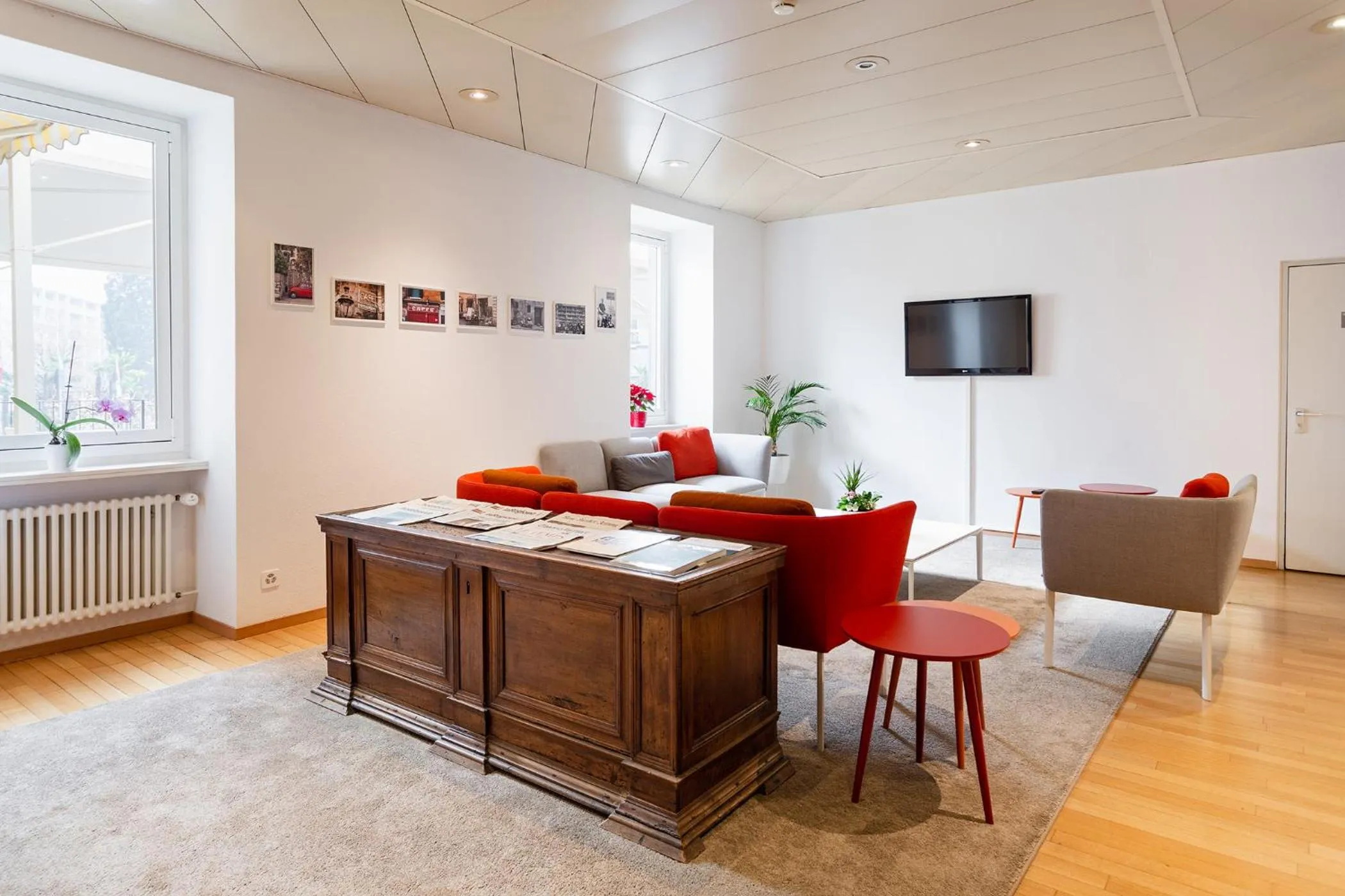 Communal lounge/ TV room in Hotel Du Lac