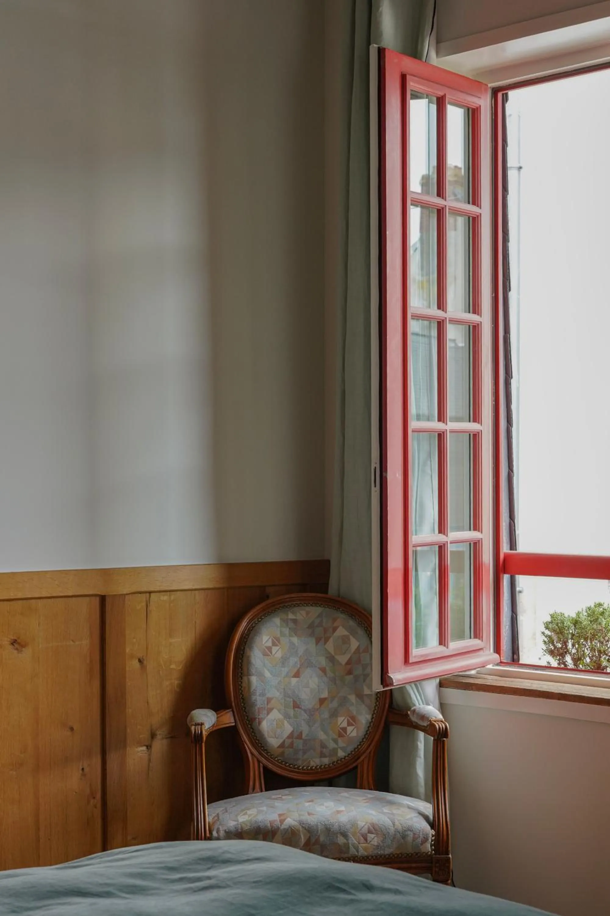 City view, Bed in L'Absinthe Hôtel