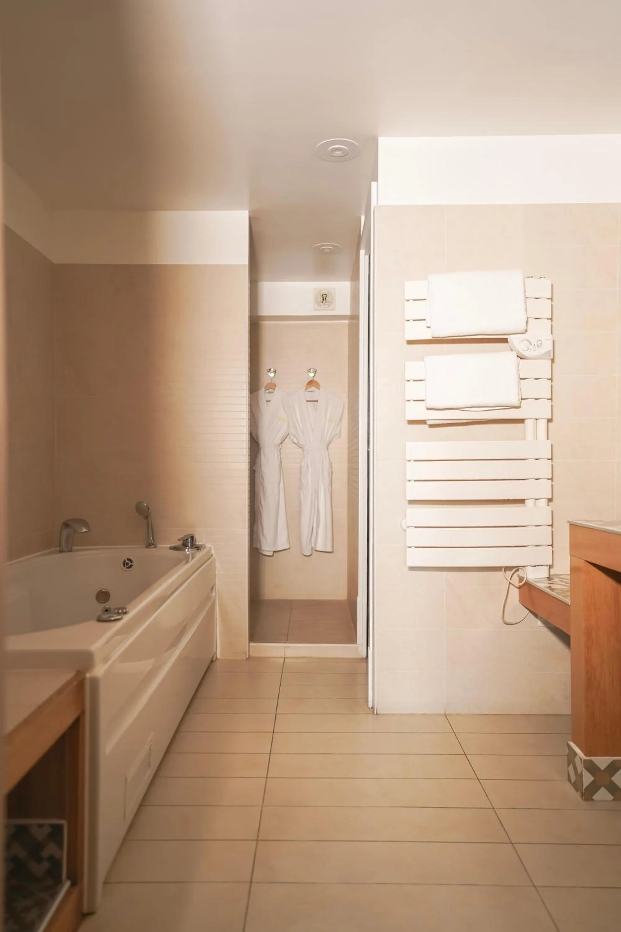 Bathroom in L'Absinthe Hôtel