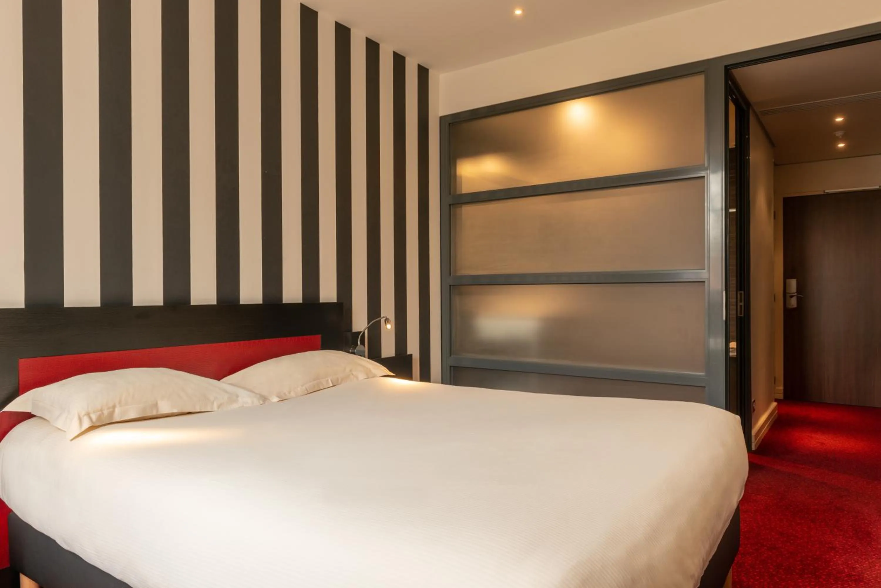 Bed in The Originals Boutique, La Maison Rouge, Lens Ouest