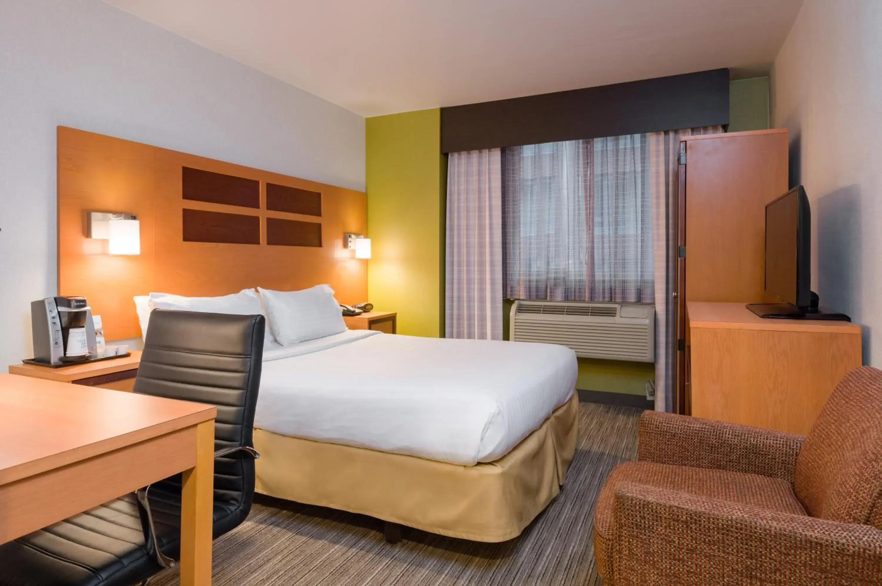 Photo of the whole room, Bed in Holiday Inn Express - Times Square by IHG Photo of the whole room, Bed in Holiday Inn Express - Times Square by IHG