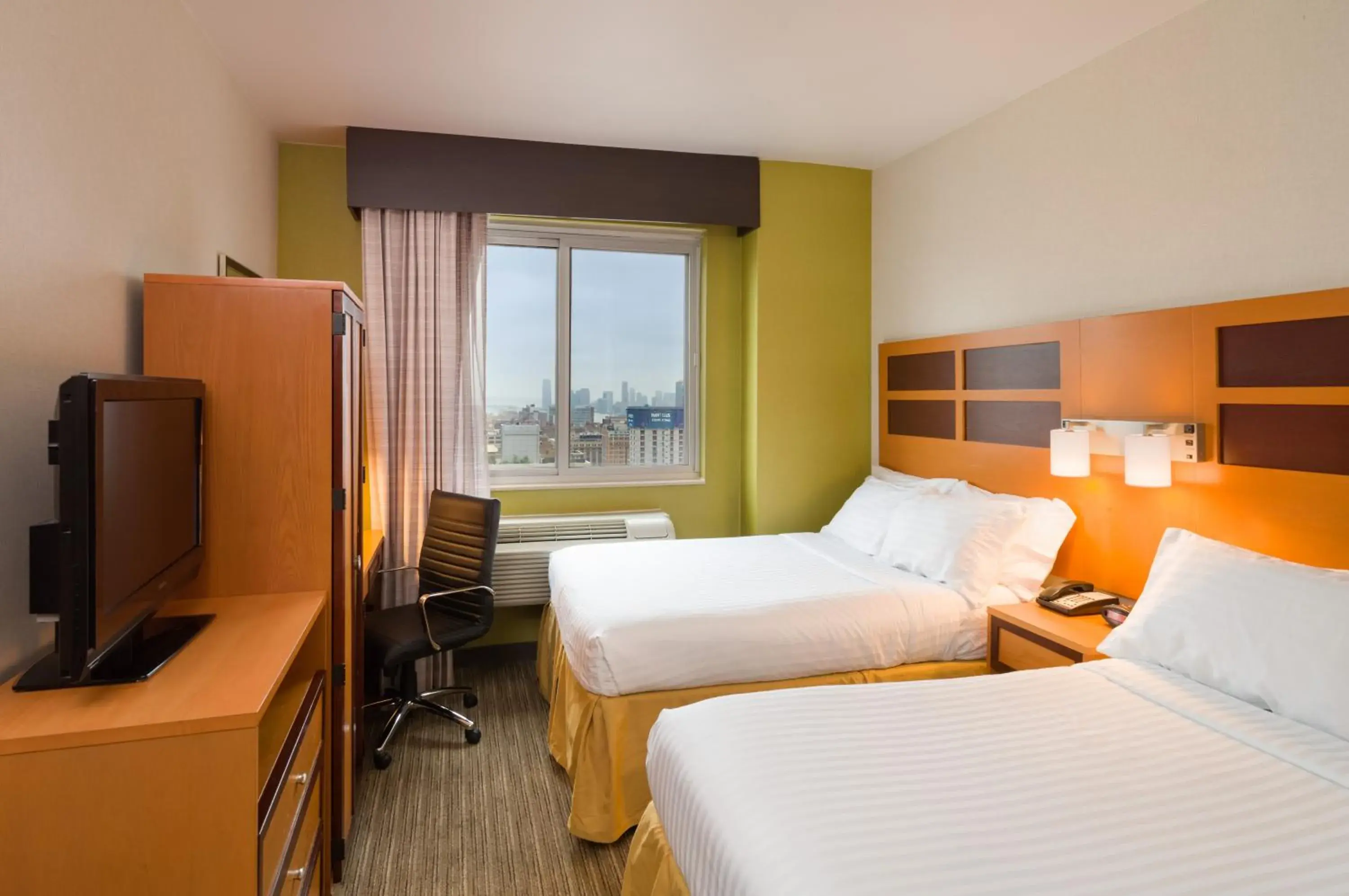Photo of the whole room, Bed in Holiday Inn Express - Times Square by IHG Photo of the whole room, Bed in Holiday Inn Express - Times Square by IHG
