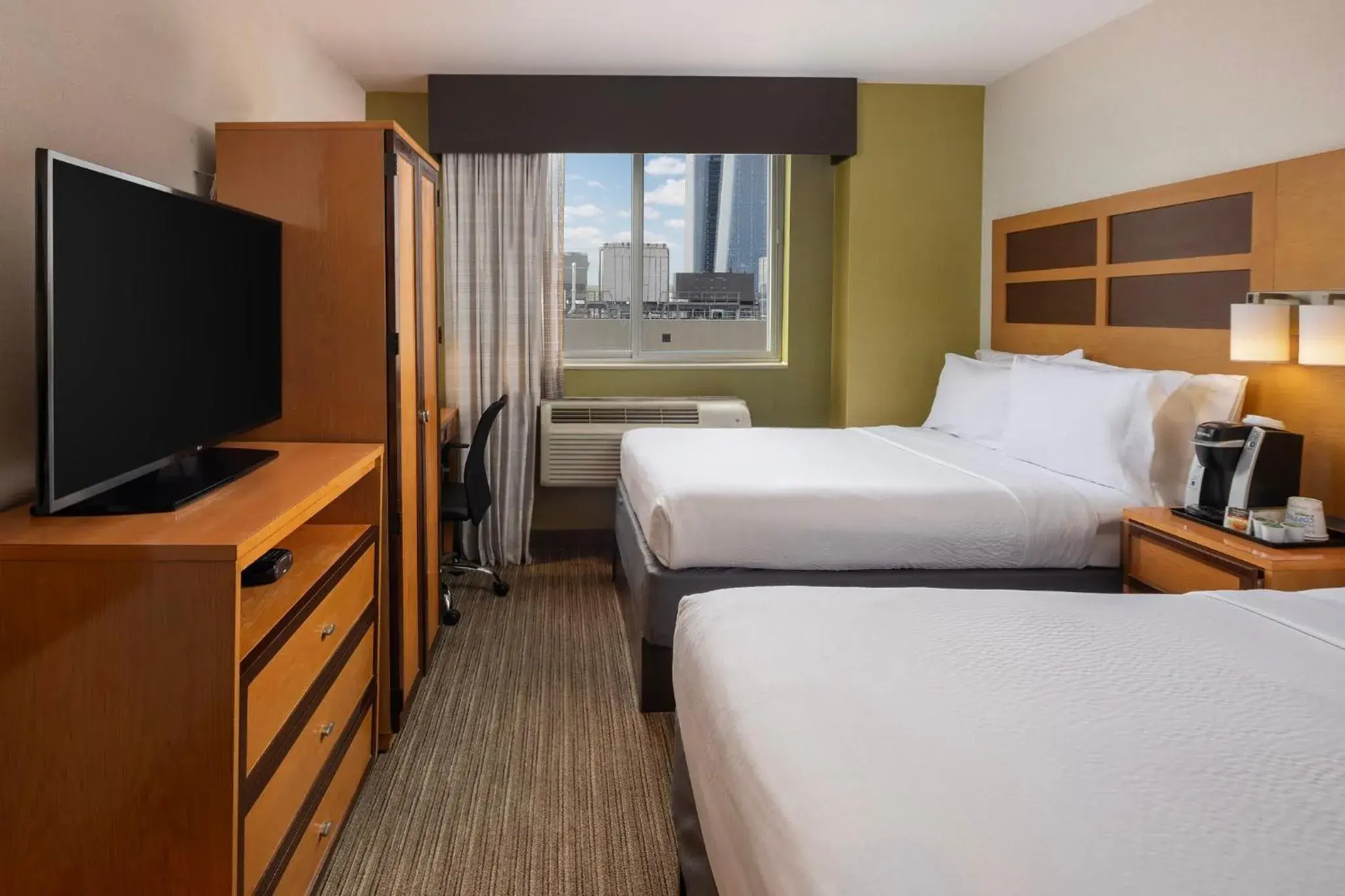 Photo of the whole room, Bed in Holiday Inn Express - Times Square by IHG Photo of the whole room, Bed in Holiday Inn Express - Times Square by IHG