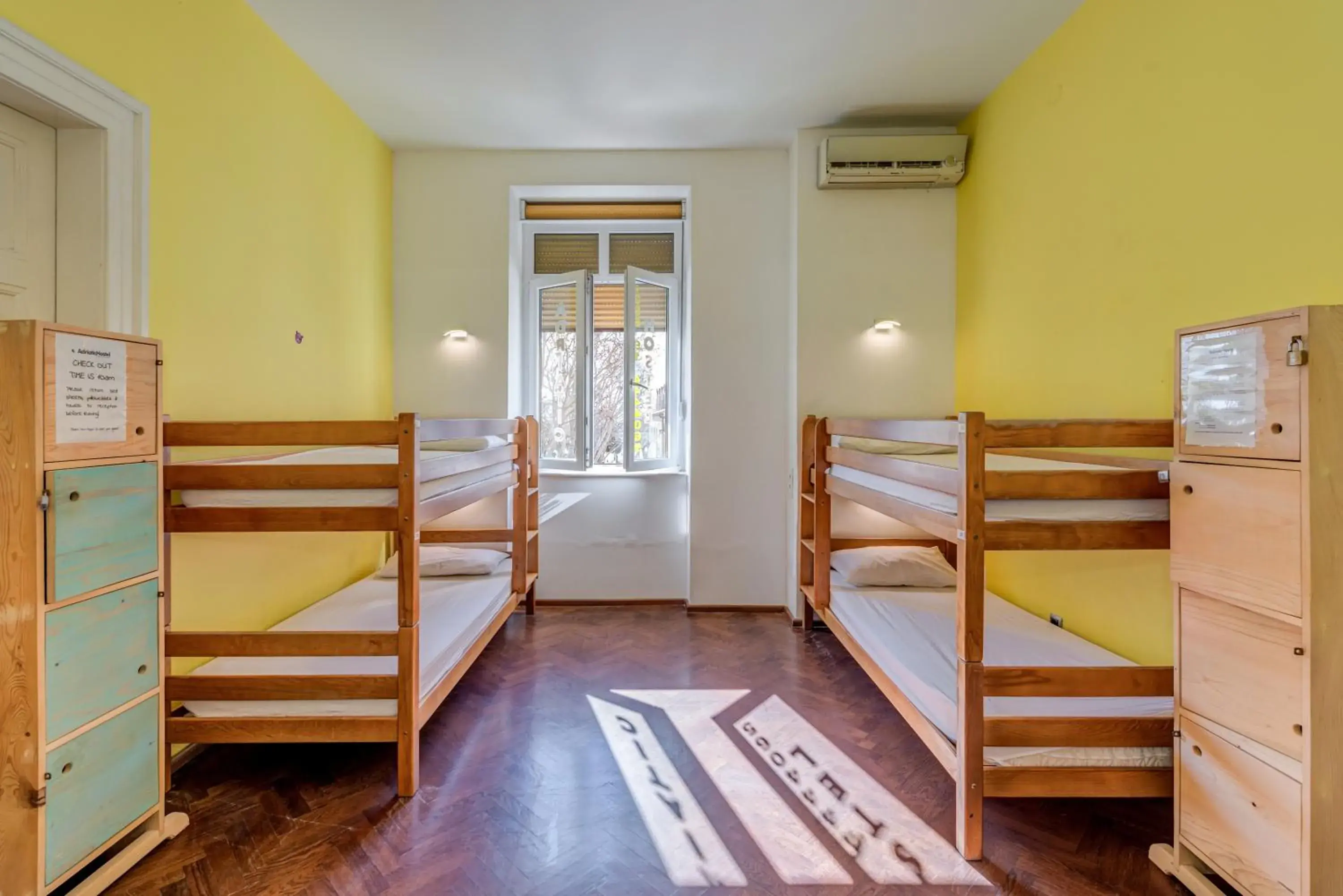 Bed in 8-Bed Dormitory Room in Hostel Colors Of Adriatic - Youth Only Bed in 8-Bed Dormitory Room in Hostel Colors Of Adriatic - Youth Only