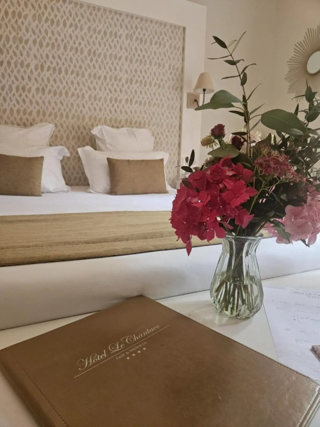 Bed in Hôtel Chantaco Golf & Wellness