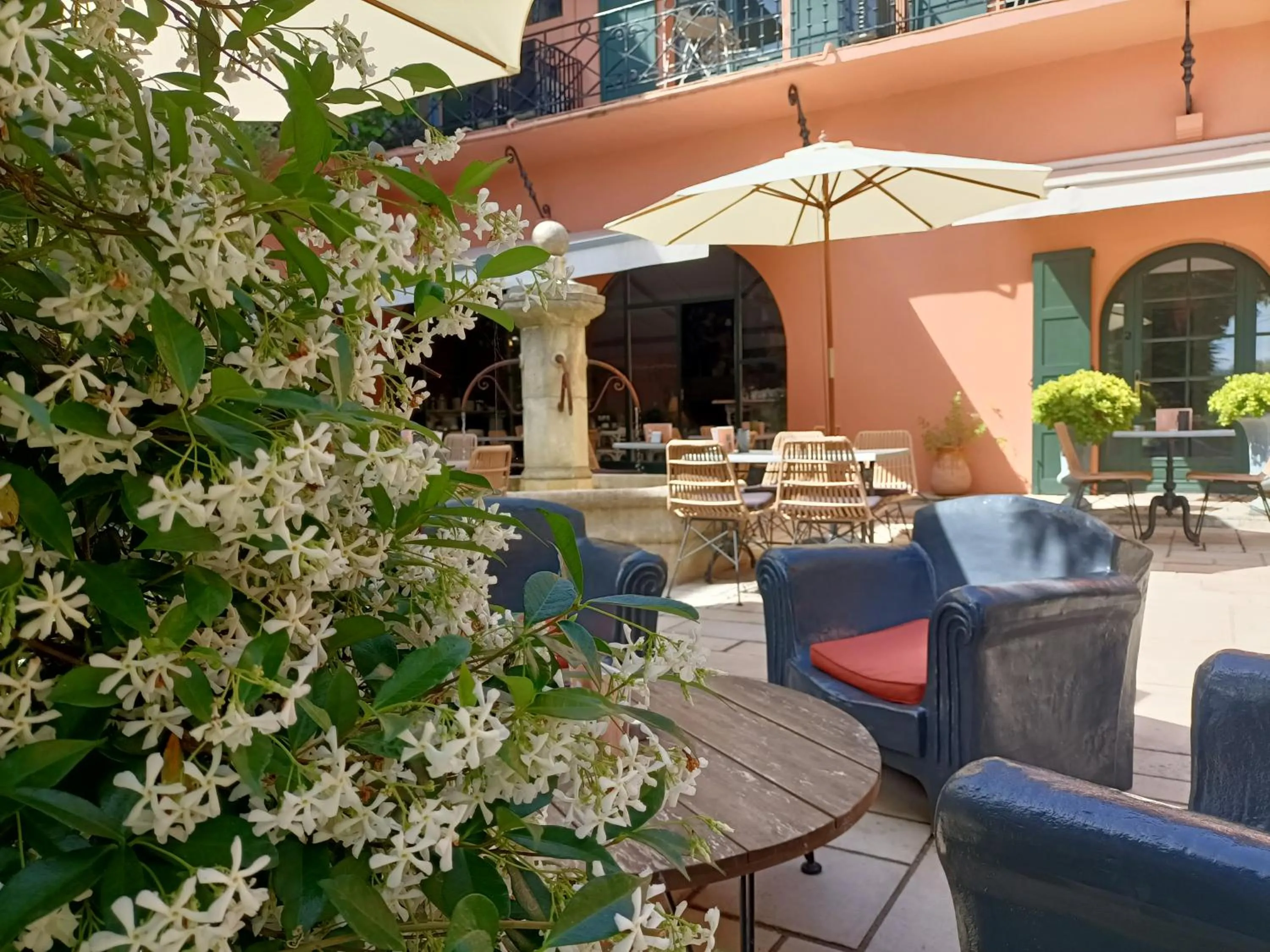 Patio in Hôtel Chantaco Golf & Wellness
