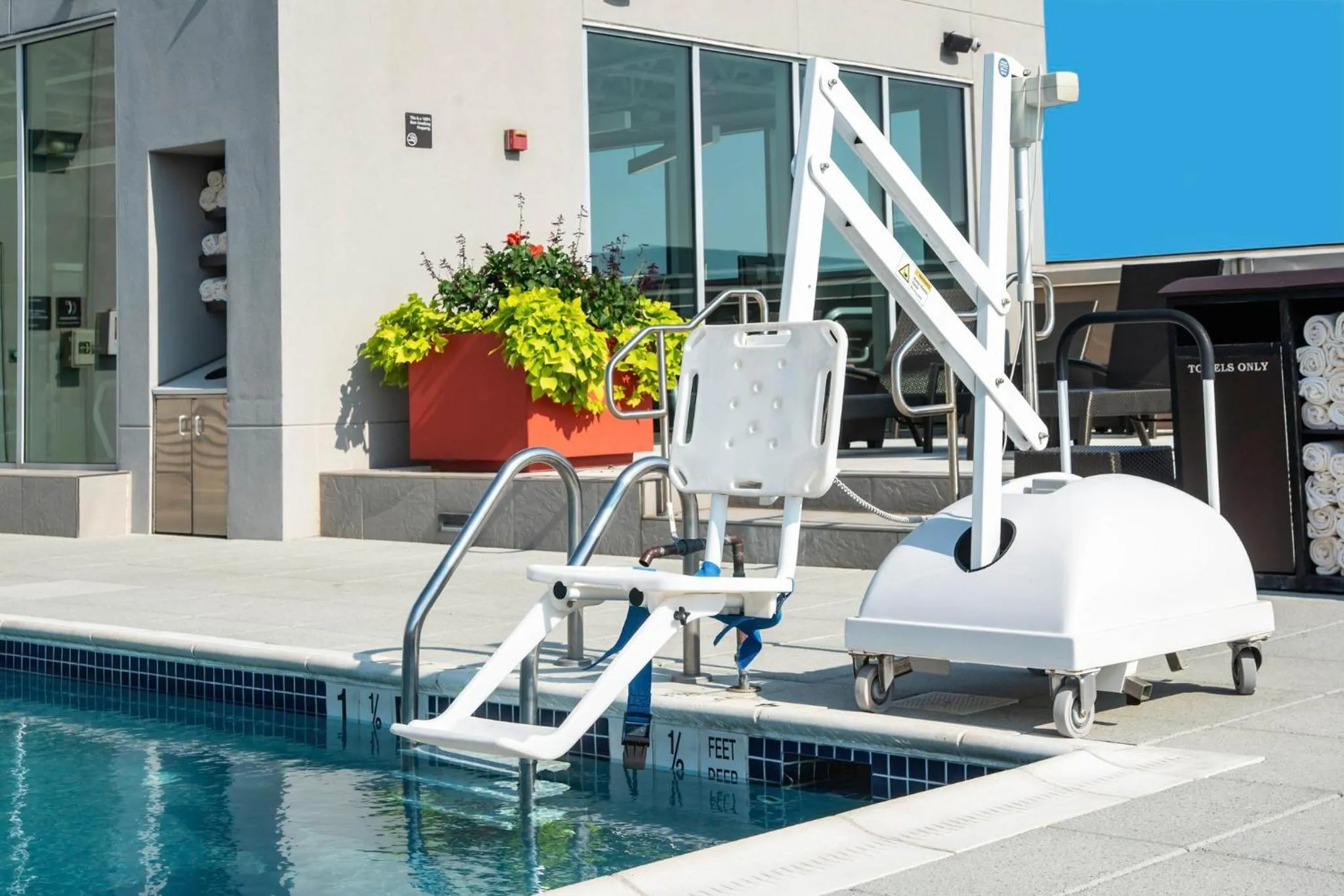 Swimming pool in Holiday Inn Washington Capitol-National Mall by IHG