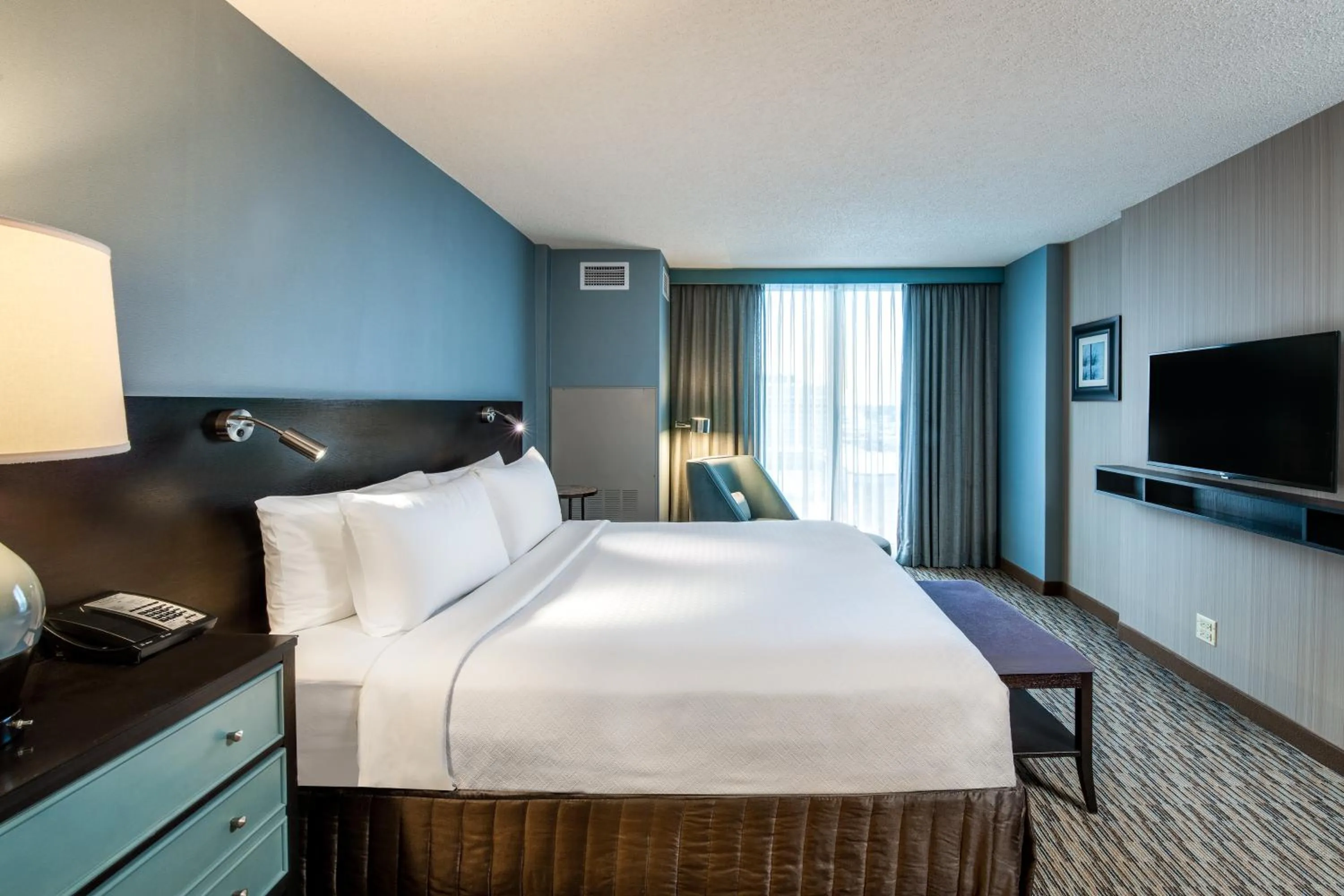 Bedroom, Bed in Crowne Plaza Chicago O'Hare Hotel & Conference Center by IHG