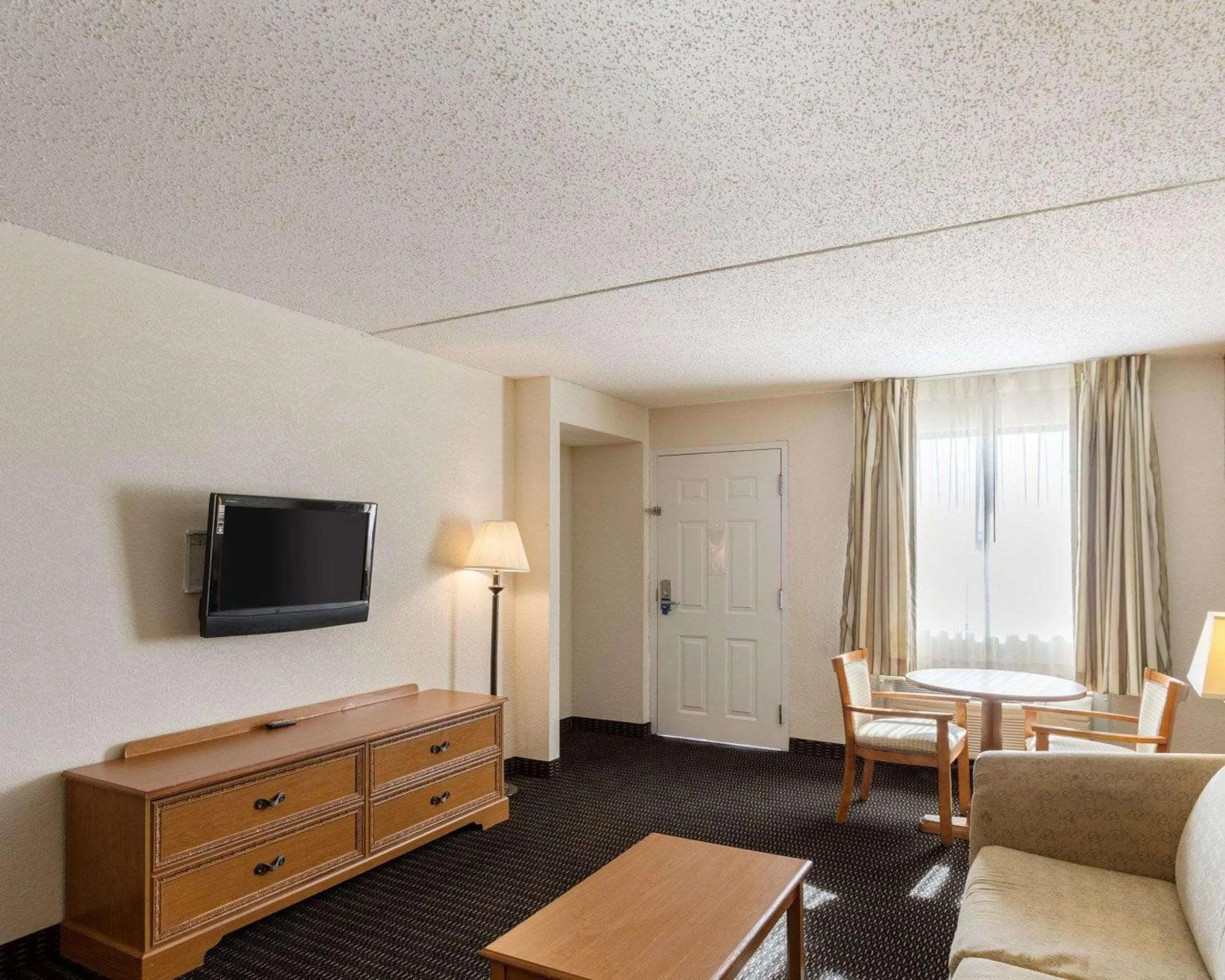 Photo of the whole room in Sunrise Inn & Suites New Orleans