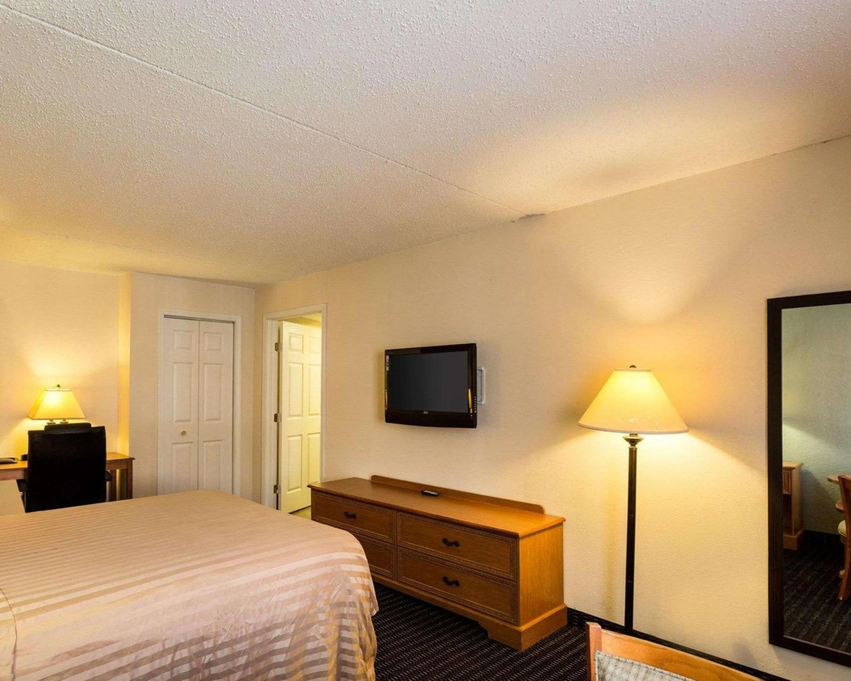 Photo of the whole room, Bed in Sunrise Inn & Suites New Orleans