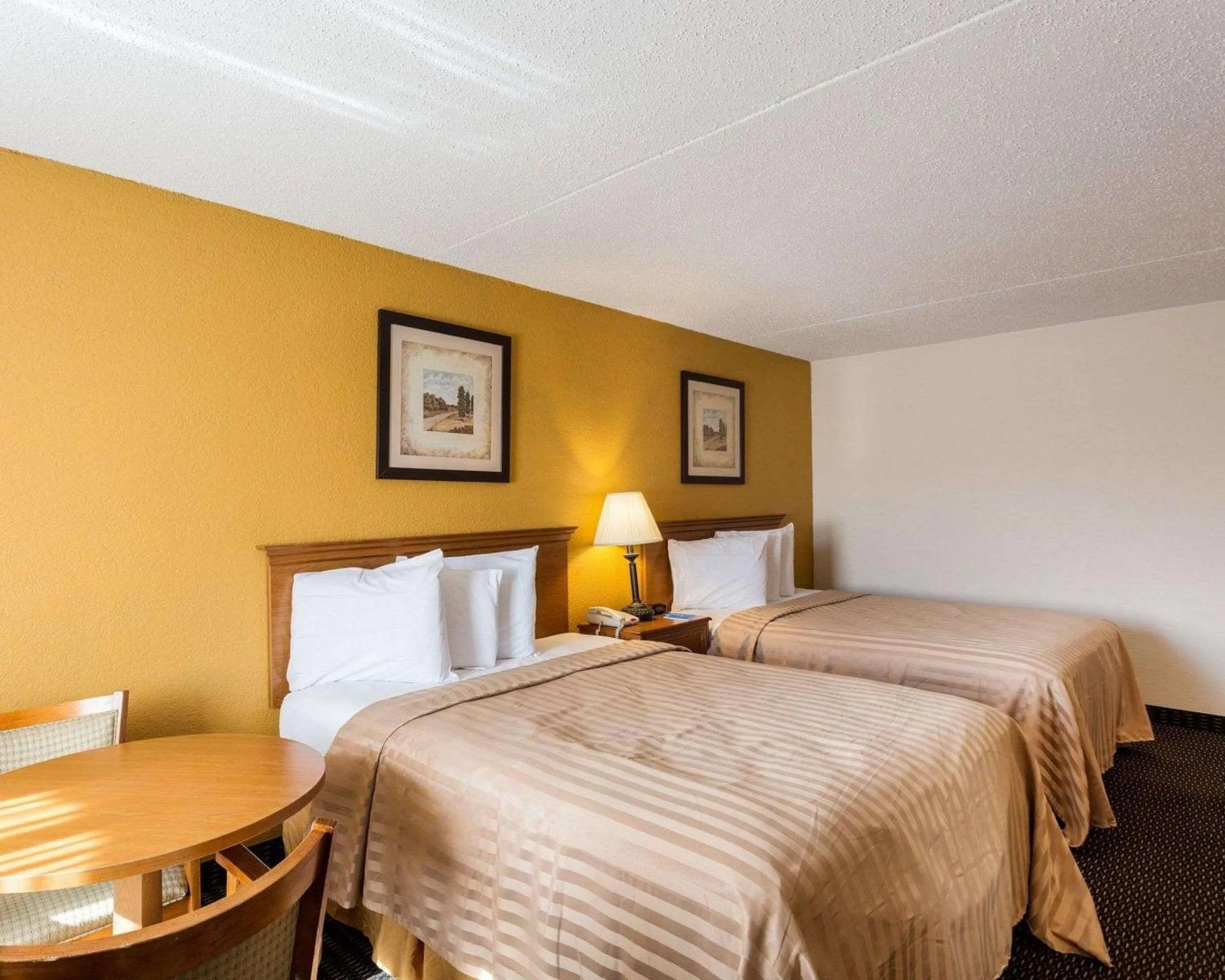 Photo of the whole room, Bed in Sunrise Inn & Suites New Orleans