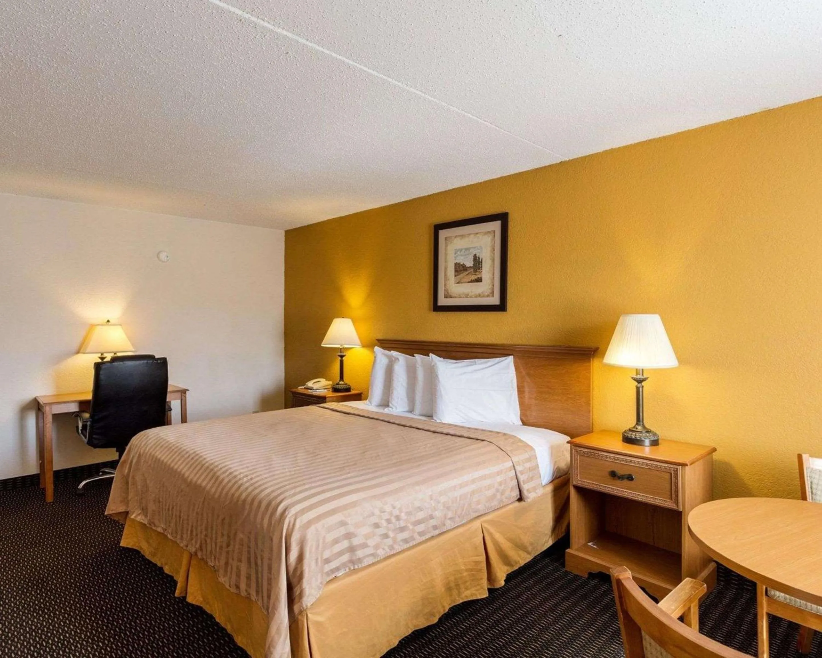 Photo of the whole room, Bed in Sunrise Inn & Suites New Orleans