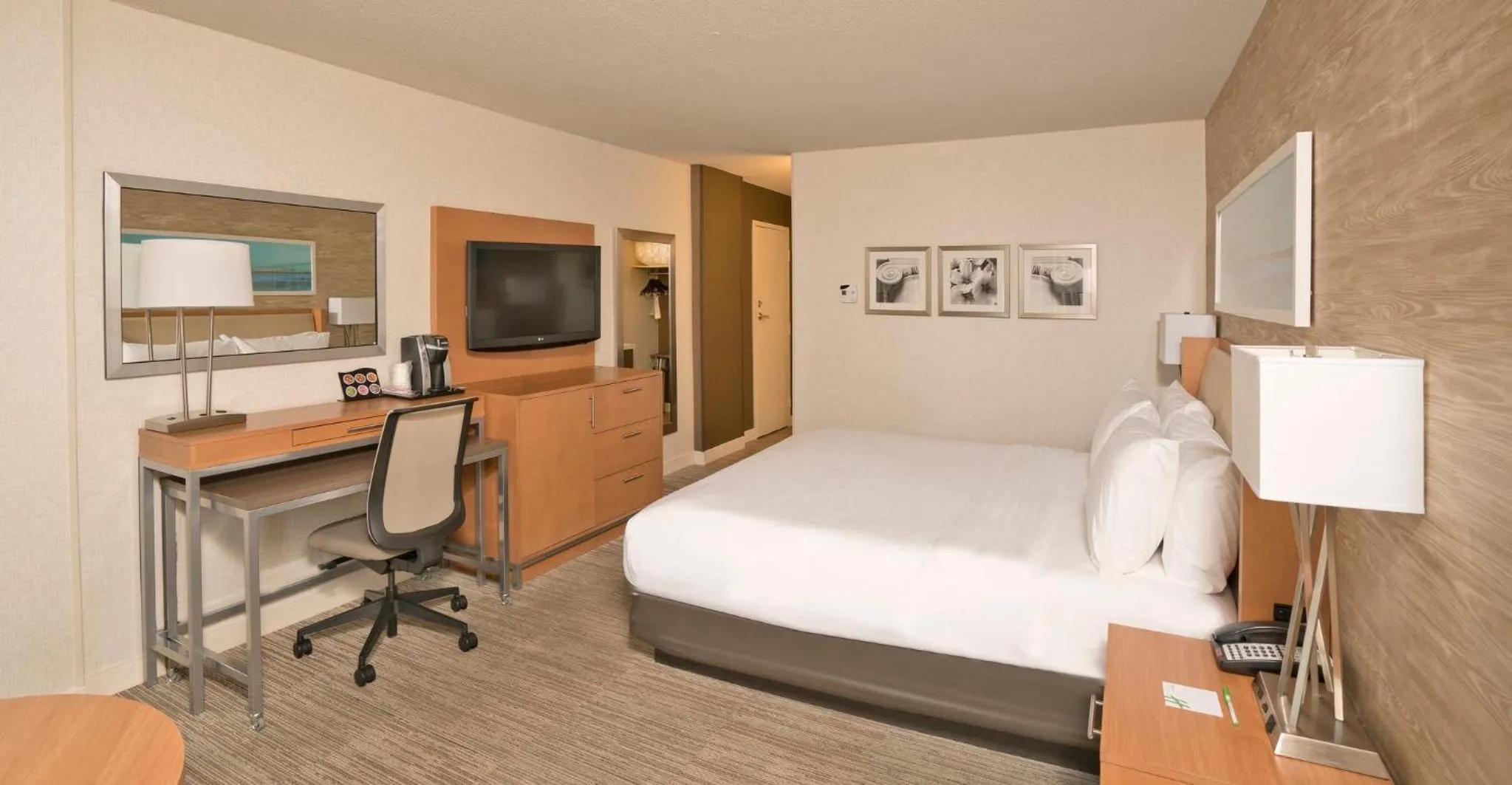 Photo of the whole room, Bed in Holiday Inn Washington-Central/White House by IHG