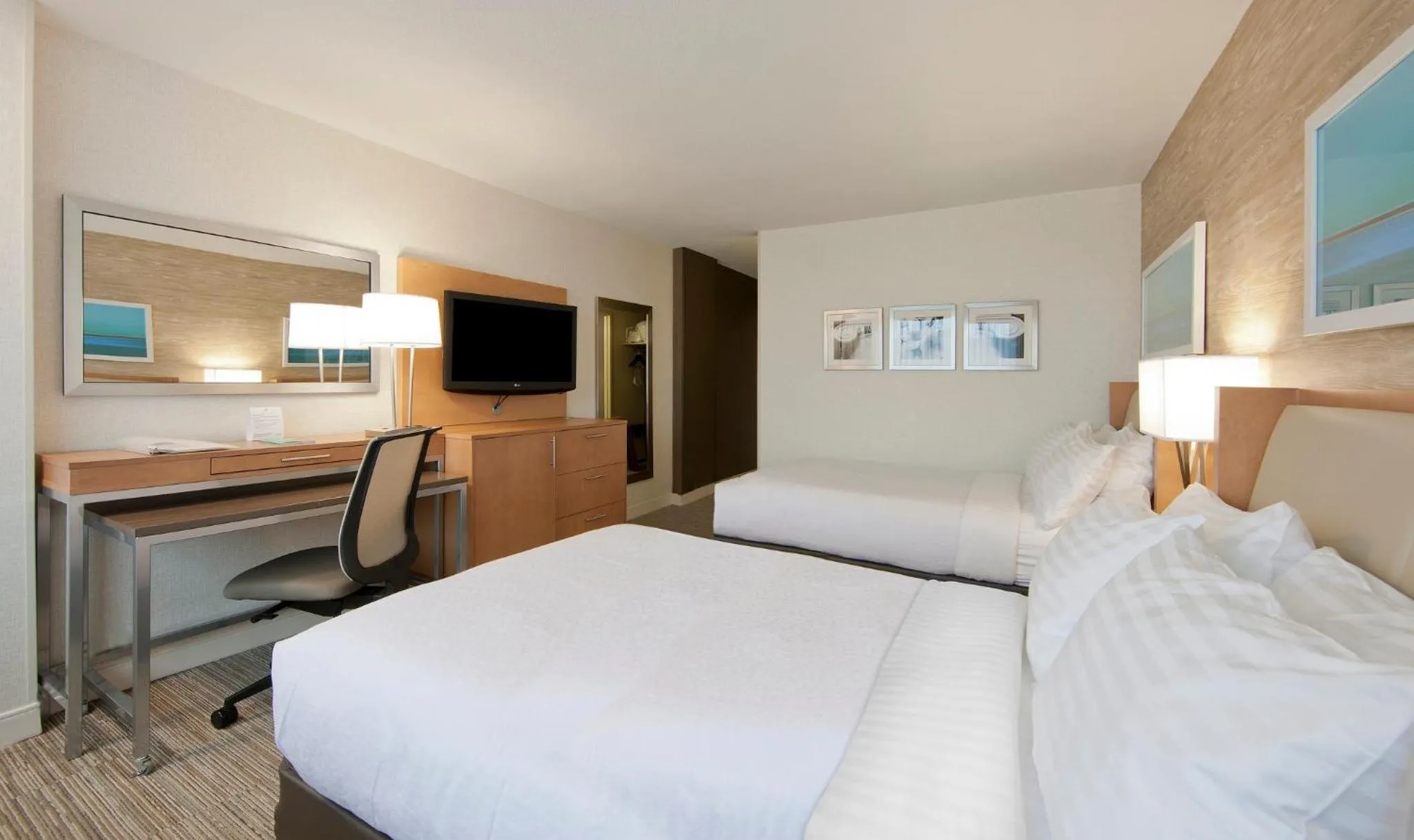 Photo of the whole room, Bed in Holiday Inn Washington-Central/White House by IHG