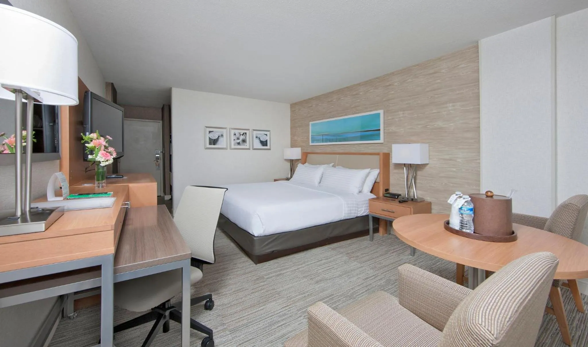 Photo of the whole room, Bed in Holiday Inn Washington-Central/White House by IHG