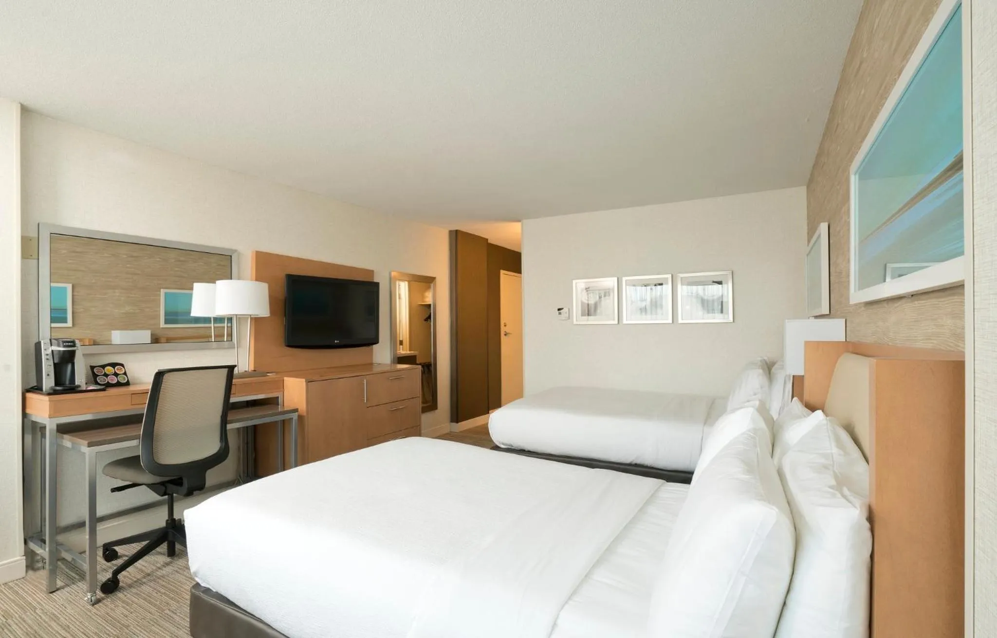 Photo of the whole room, Bed in Holiday Inn Washington-Central/White House by IHG