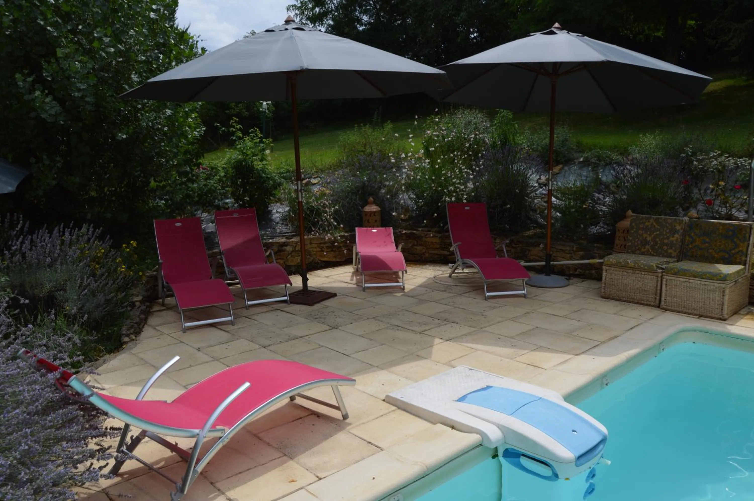 Pool view in Les Deux Tours