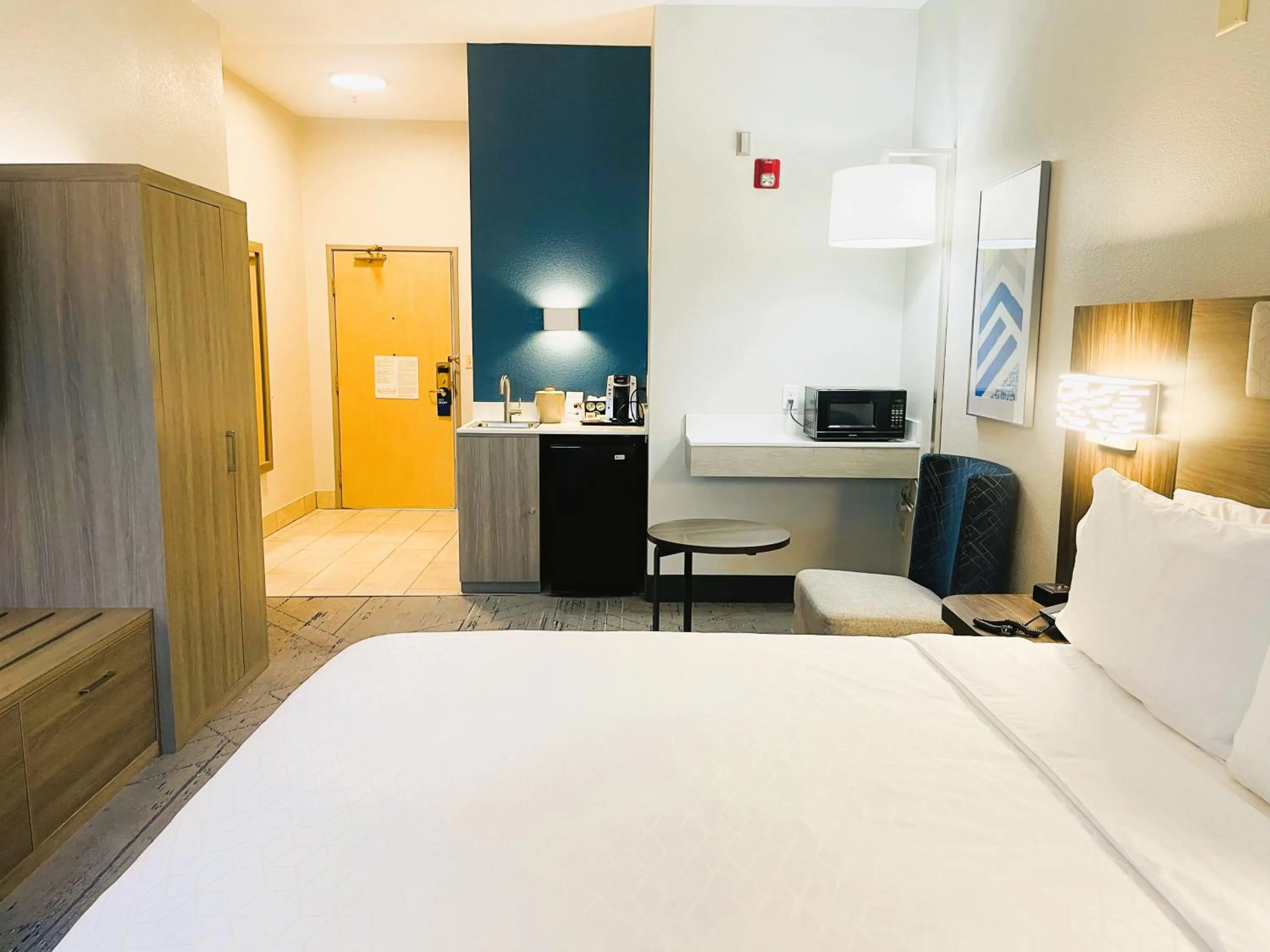 Photo of the whole room, Bed in Holiday Inn Express Berkeley by IHG