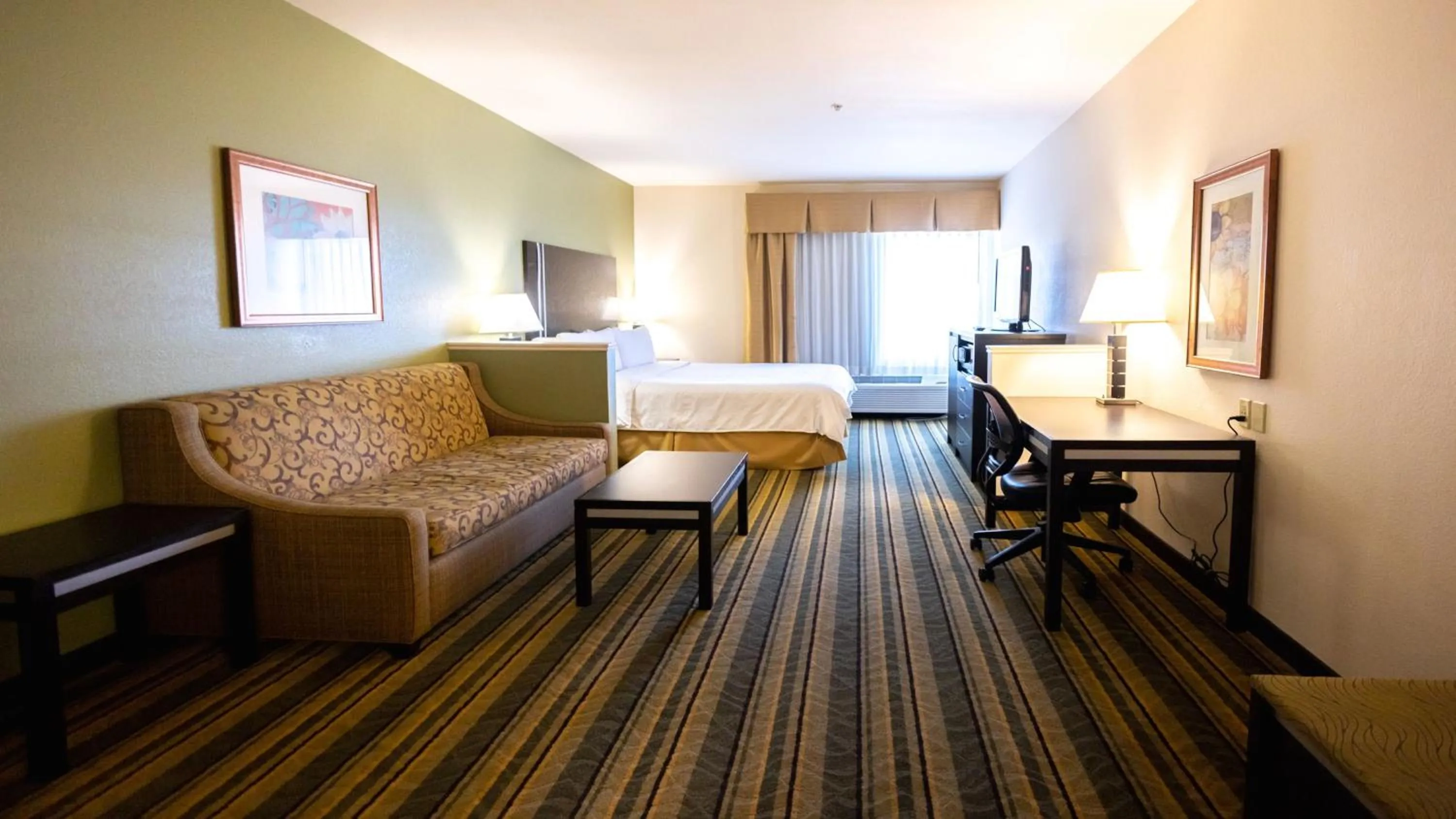 Photo of the whole room, Bed in Holiday Inn Express Berkeley by IHG