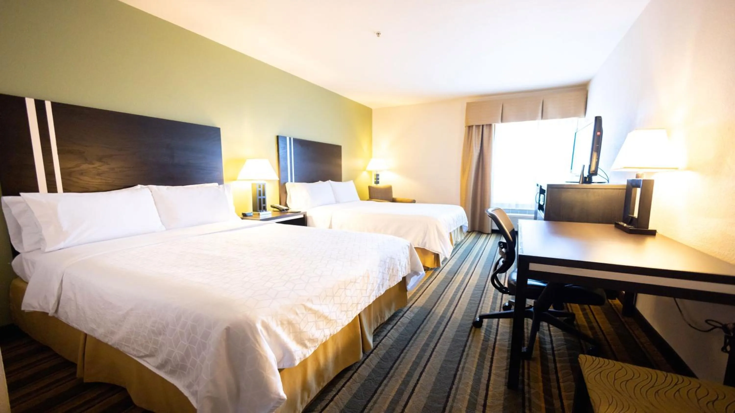 Photo of the whole room, Bed in Holiday Inn Express Berkeley by IHG