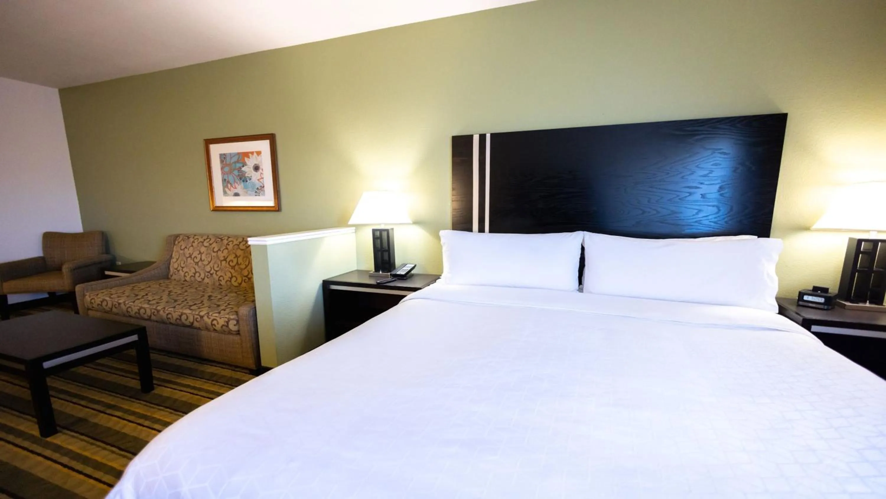 Photo of the whole room, Bed in Holiday Inn Express Berkeley by IHG