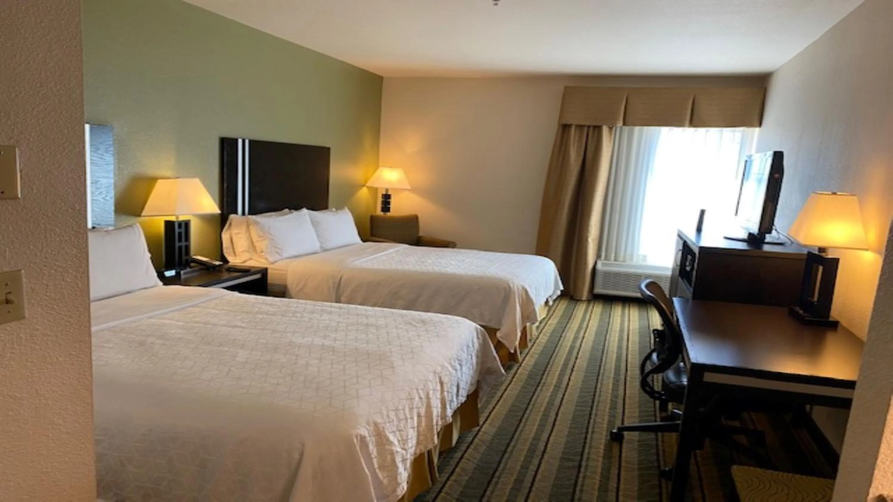 Photo of the whole room, Bed in Holiday Inn Express Berkeley by IHG