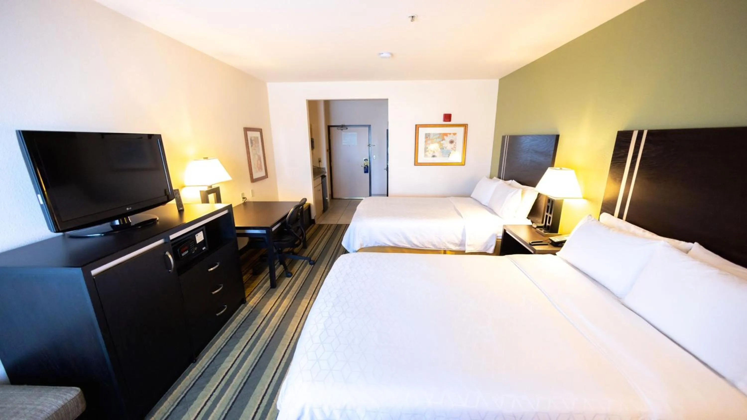 Photo of the whole room, Bed in Holiday Inn Express Berkeley by IHG