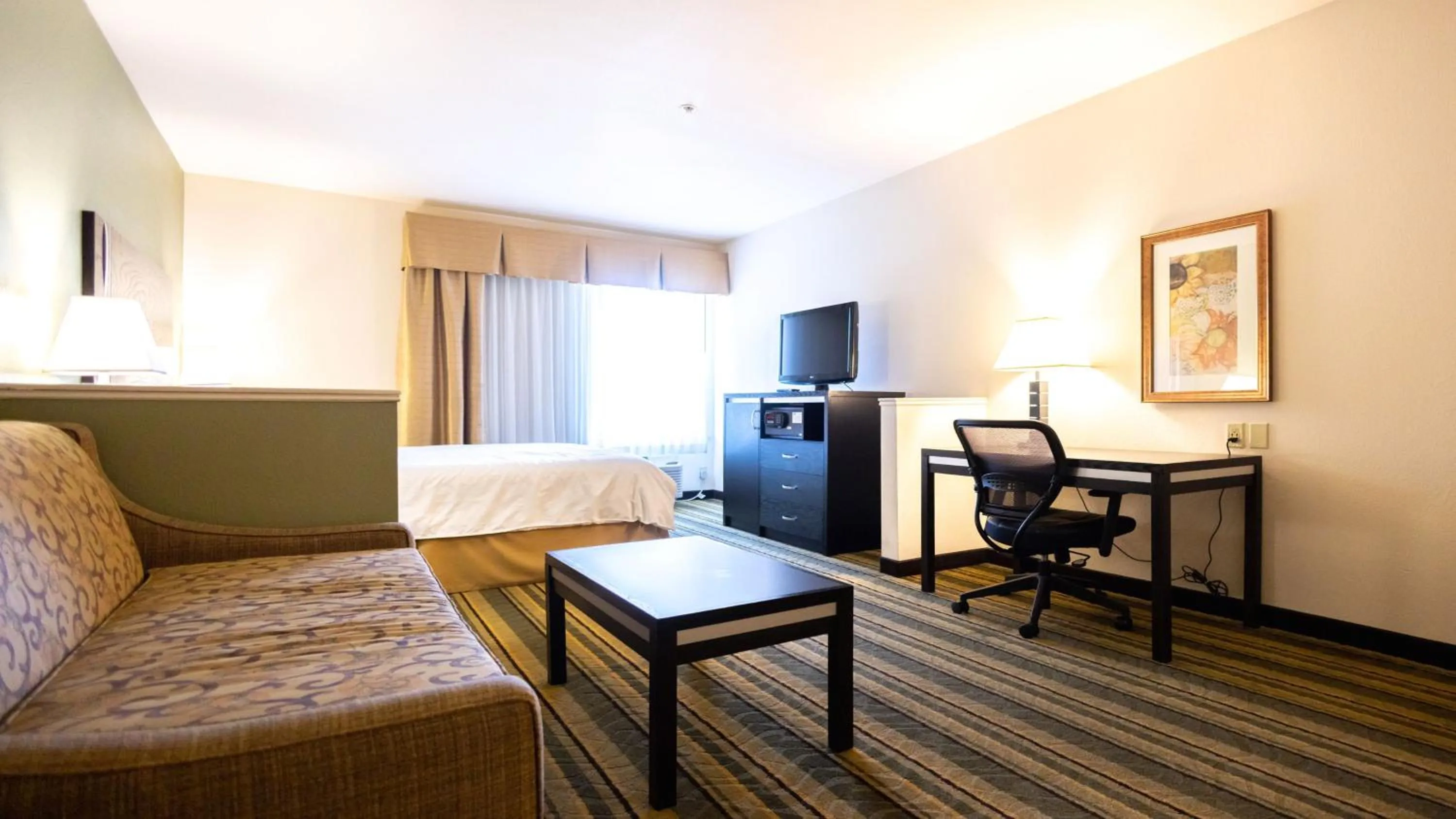Photo of the whole room, Bed in Holiday Inn Express Berkeley by IHG