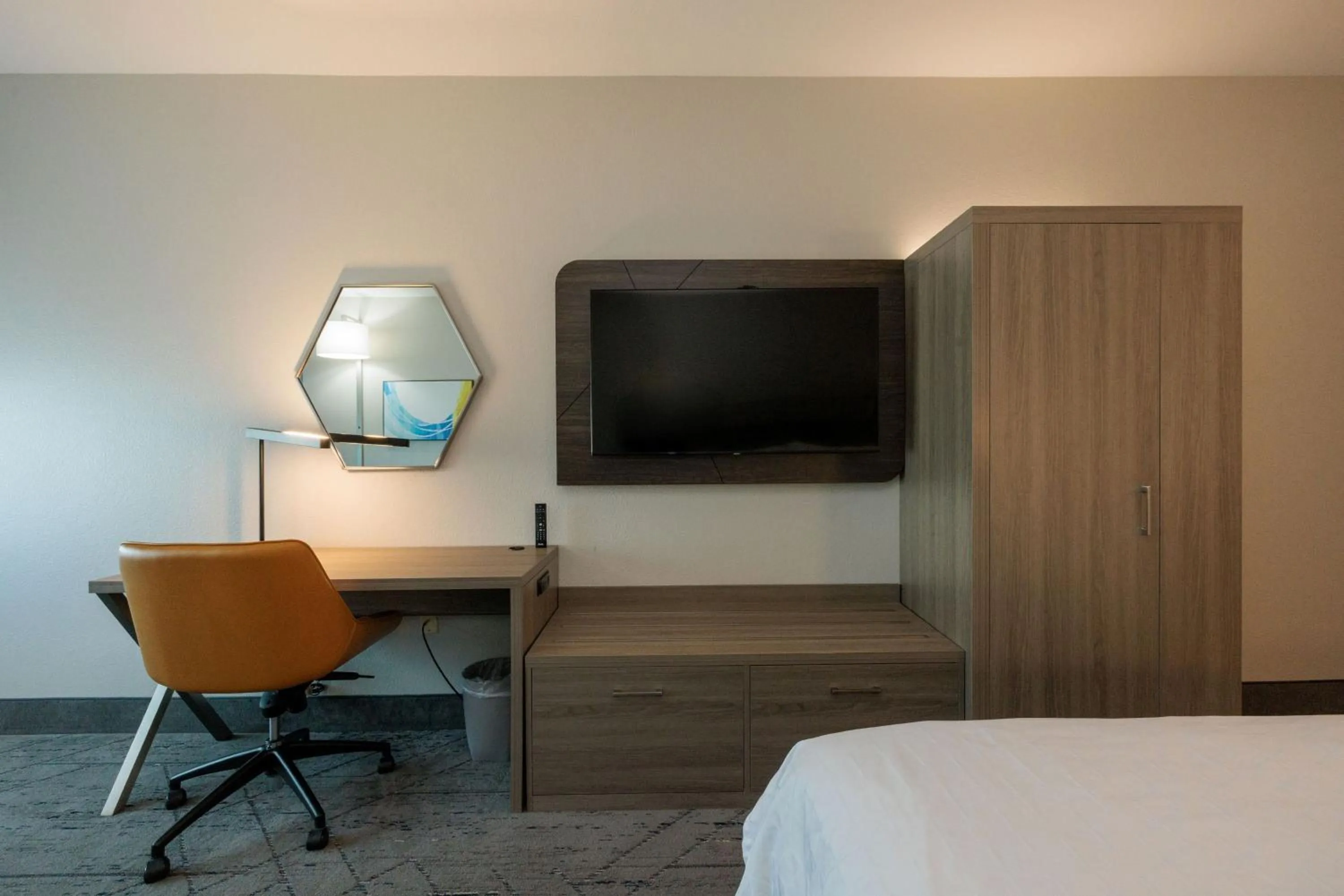 Photo of the whole room, Bed in Holiday Inn Express Berkeley by IHG