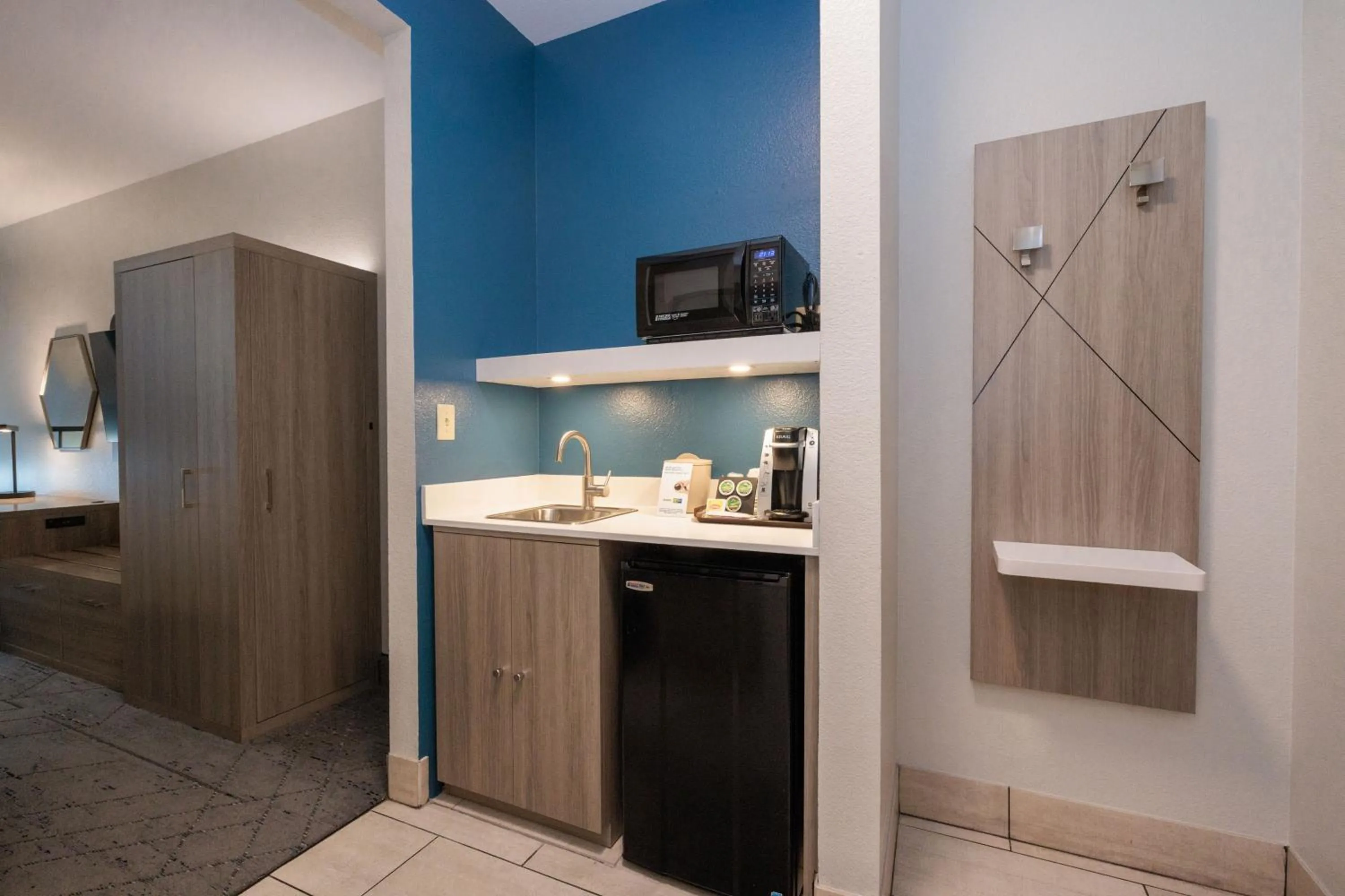 Photo of the whole room in Holiday Inn Express Berkeley by IHG