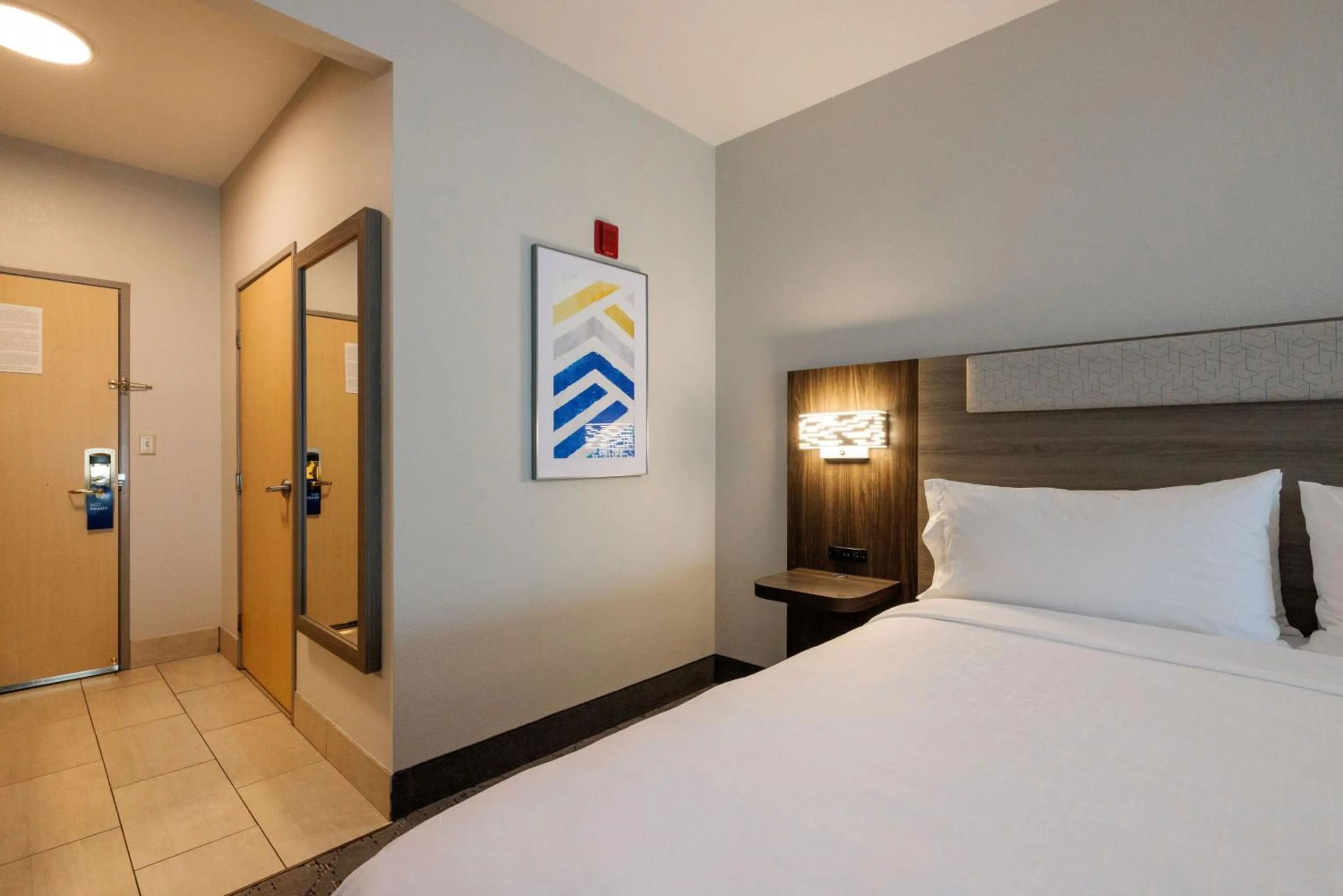 Photo of the whole room, Bed in Holiday Inn Express Berkeley by IHG