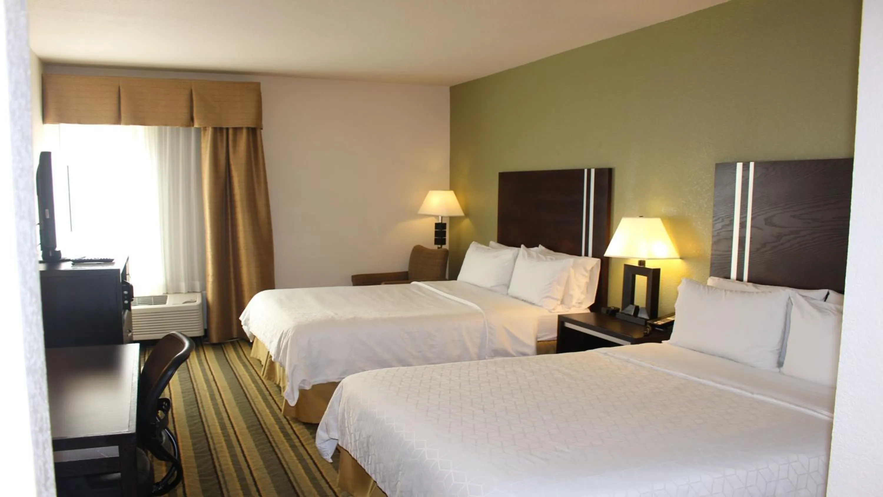 Photo of the whole room, Bed in Holiday Inn Express Berkeley by IHG