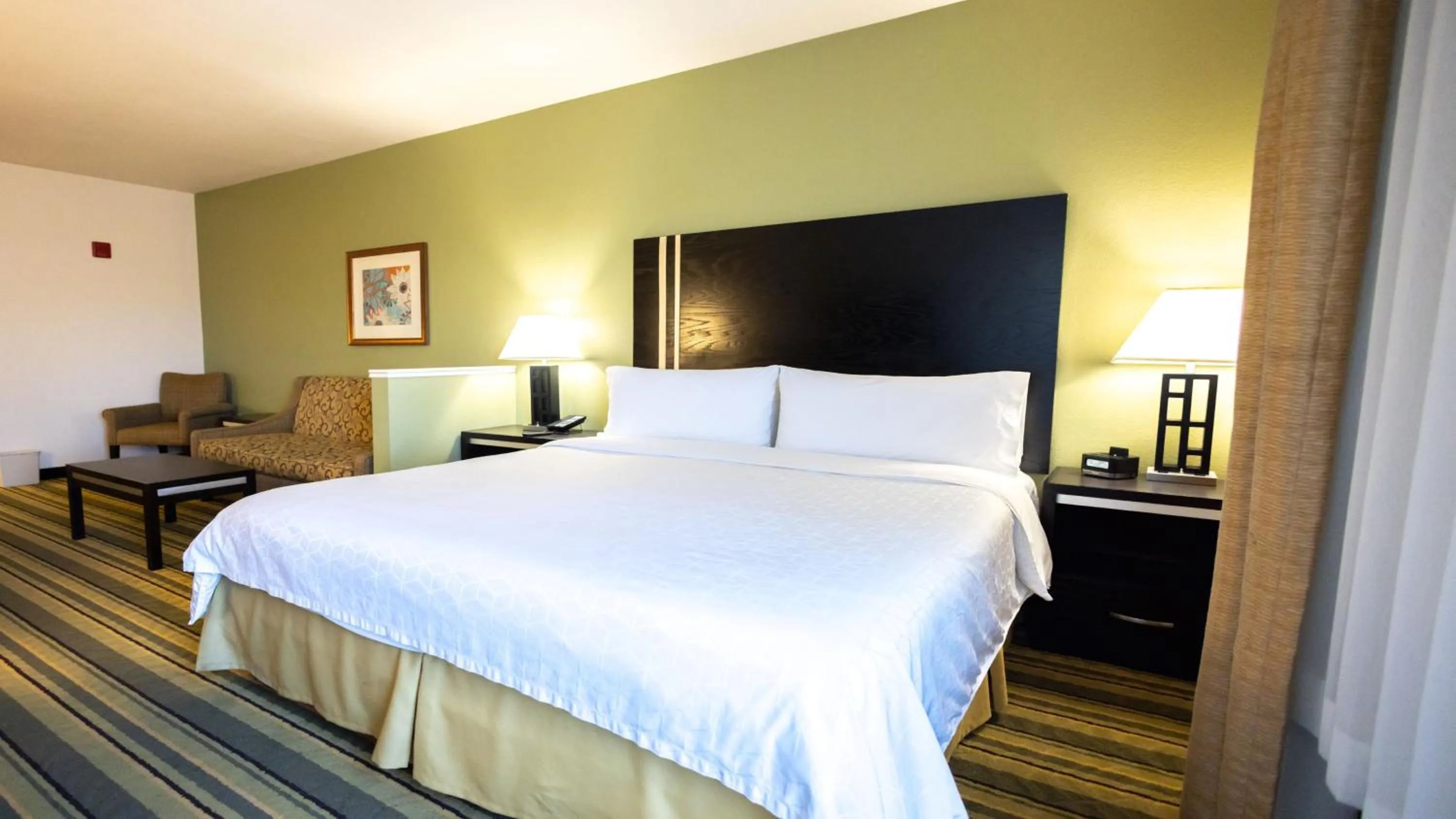 Photo of the whole room, Bed in Holiday Inn Express Berkeley by IHG