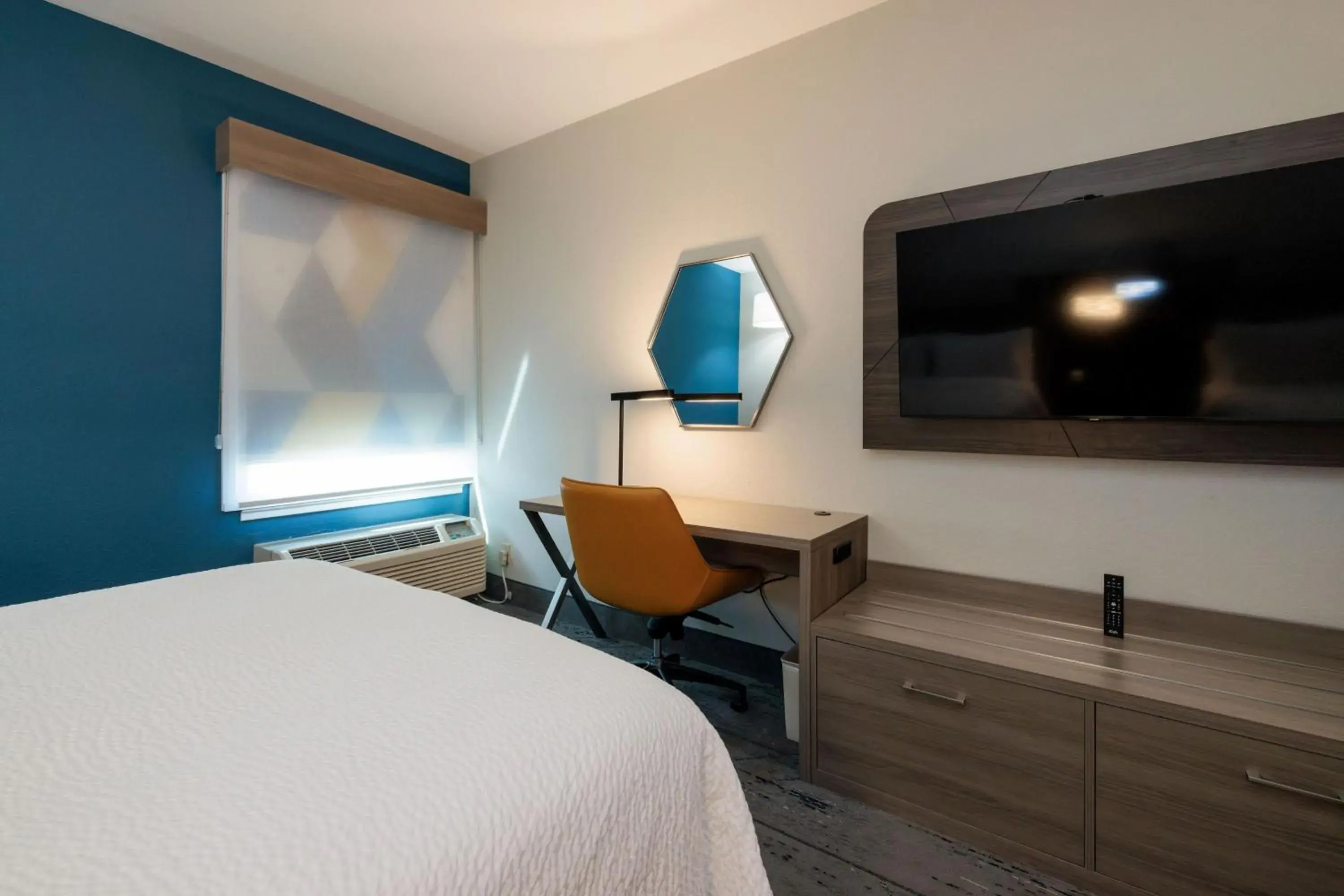 Bed in Holiday Inn Express Berkeley by IHG Bed in Holiday Inn Express Berkeley by IHG