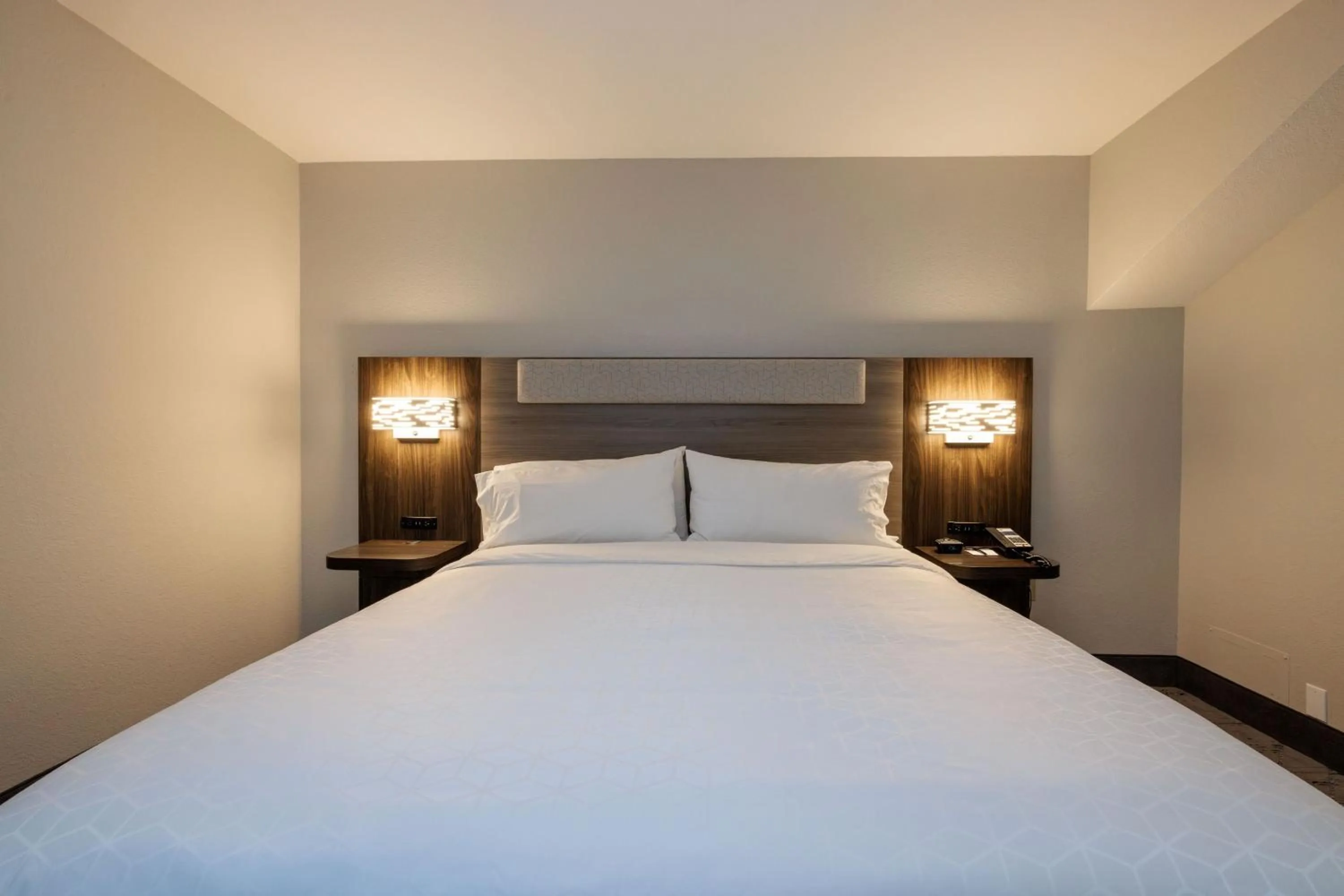 Photo of the whole room, Bed in Holiday Inn Express Berkeley by IHG