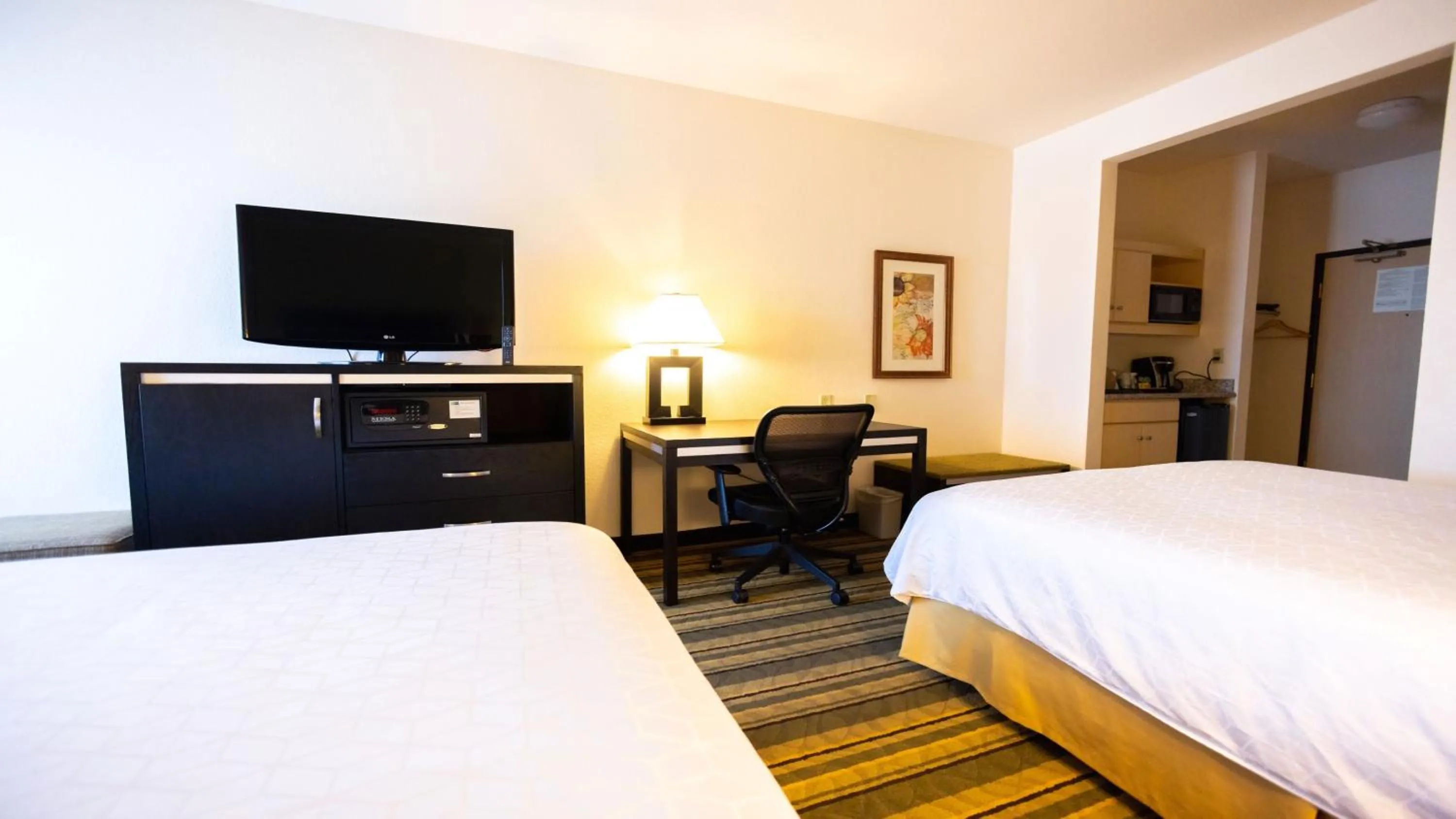 Photo of the whole room, Bed in Holiday Inn Express Berkeley by IHG