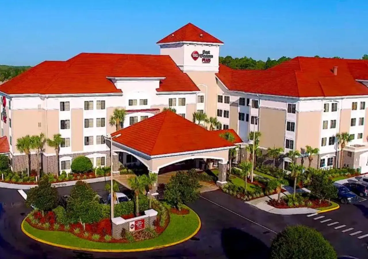 Property building in Best Western Plus Orlando Lake Buena Vista South Inn & Suites Property building in Best Western Plus Orlando Lake Buena Vista South Inn & Suites