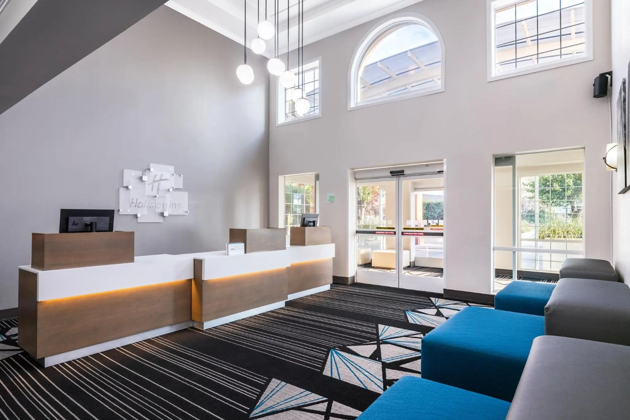 Property building, Bed in Holiday Inn & Suites San Mateo - SFO by IHG