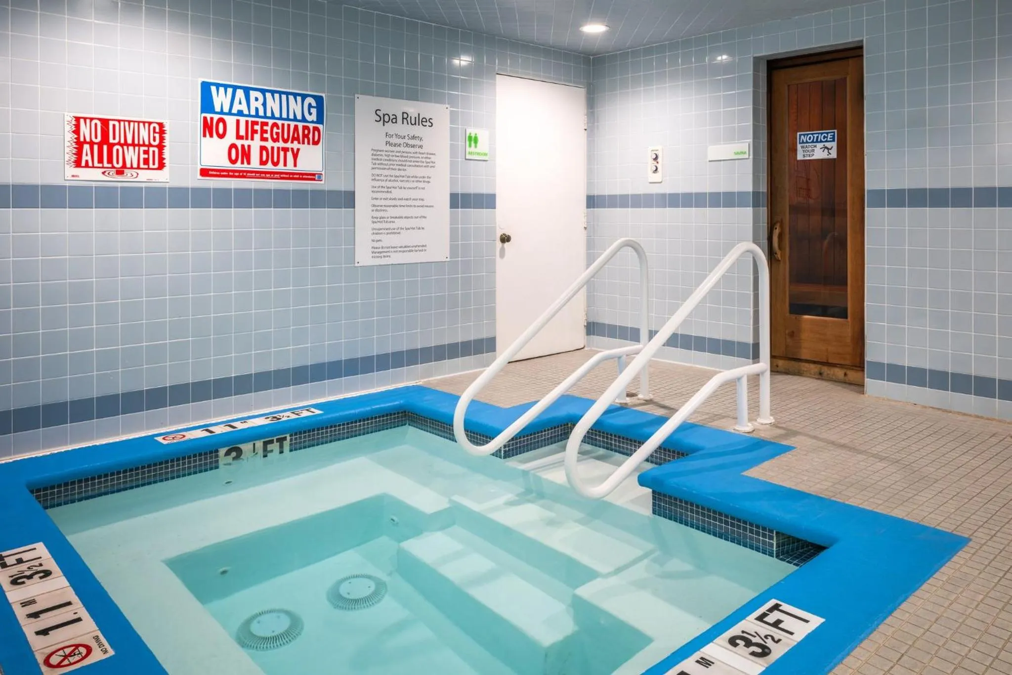 Swimming pool in Holiday Inn & Suites San Mateo - SFO by IHG