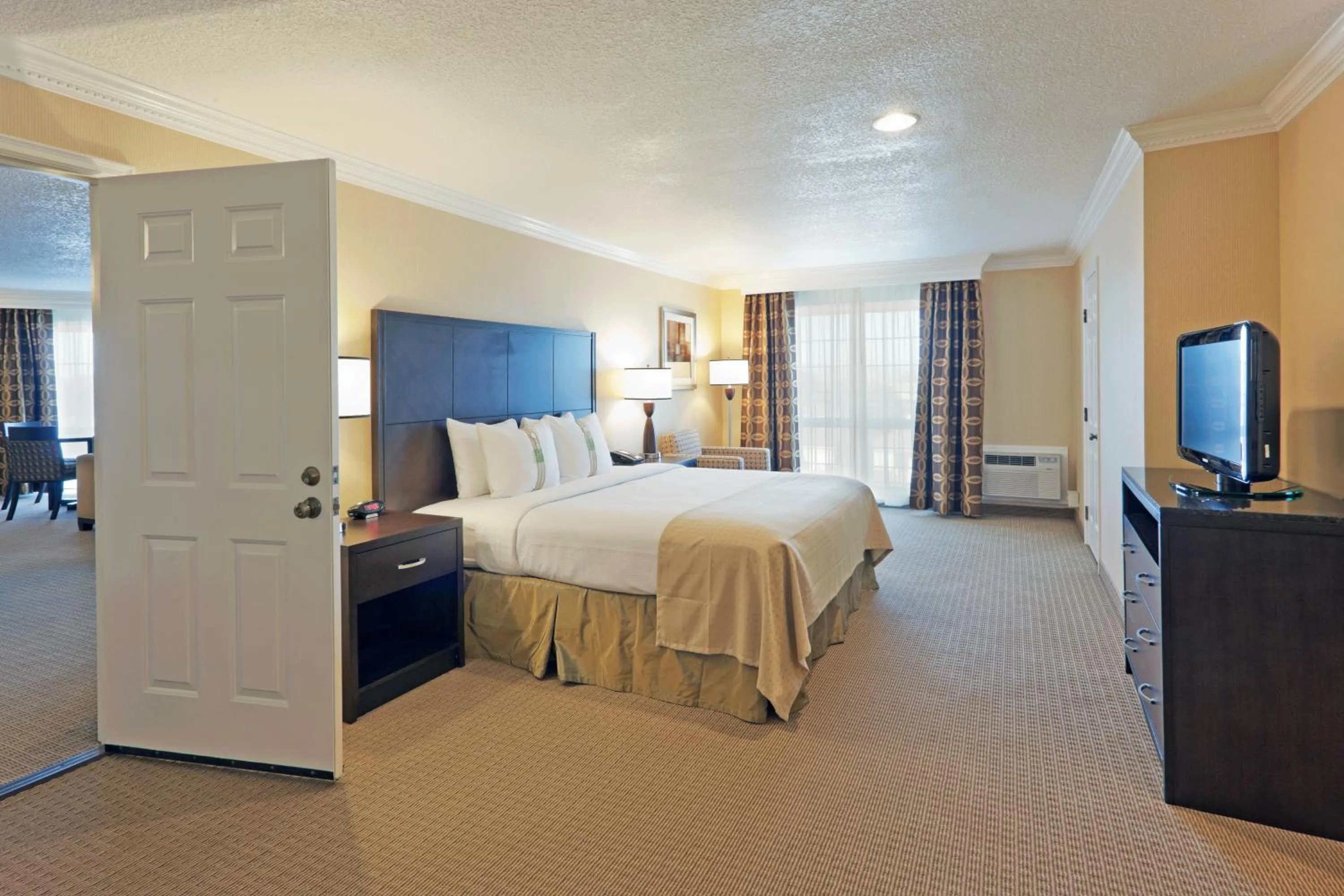 Photo of the whole room, Bed in Holiday Inn & Suites San Mateo - SFO by IHG