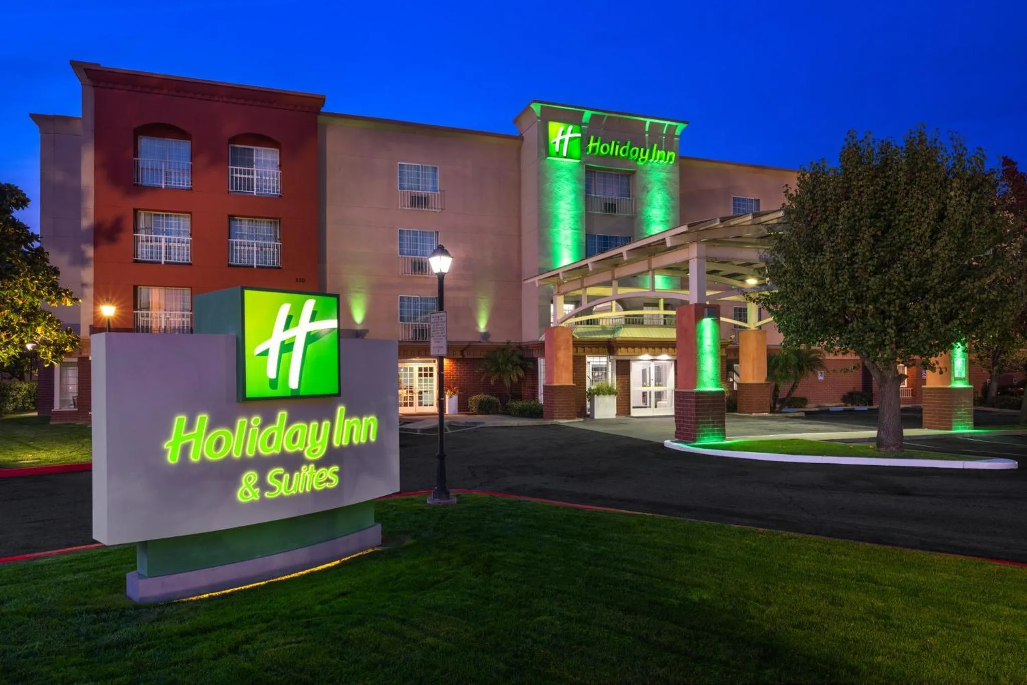 Property building in Holiday Inn & Suites San Mateo - SFO by IHG