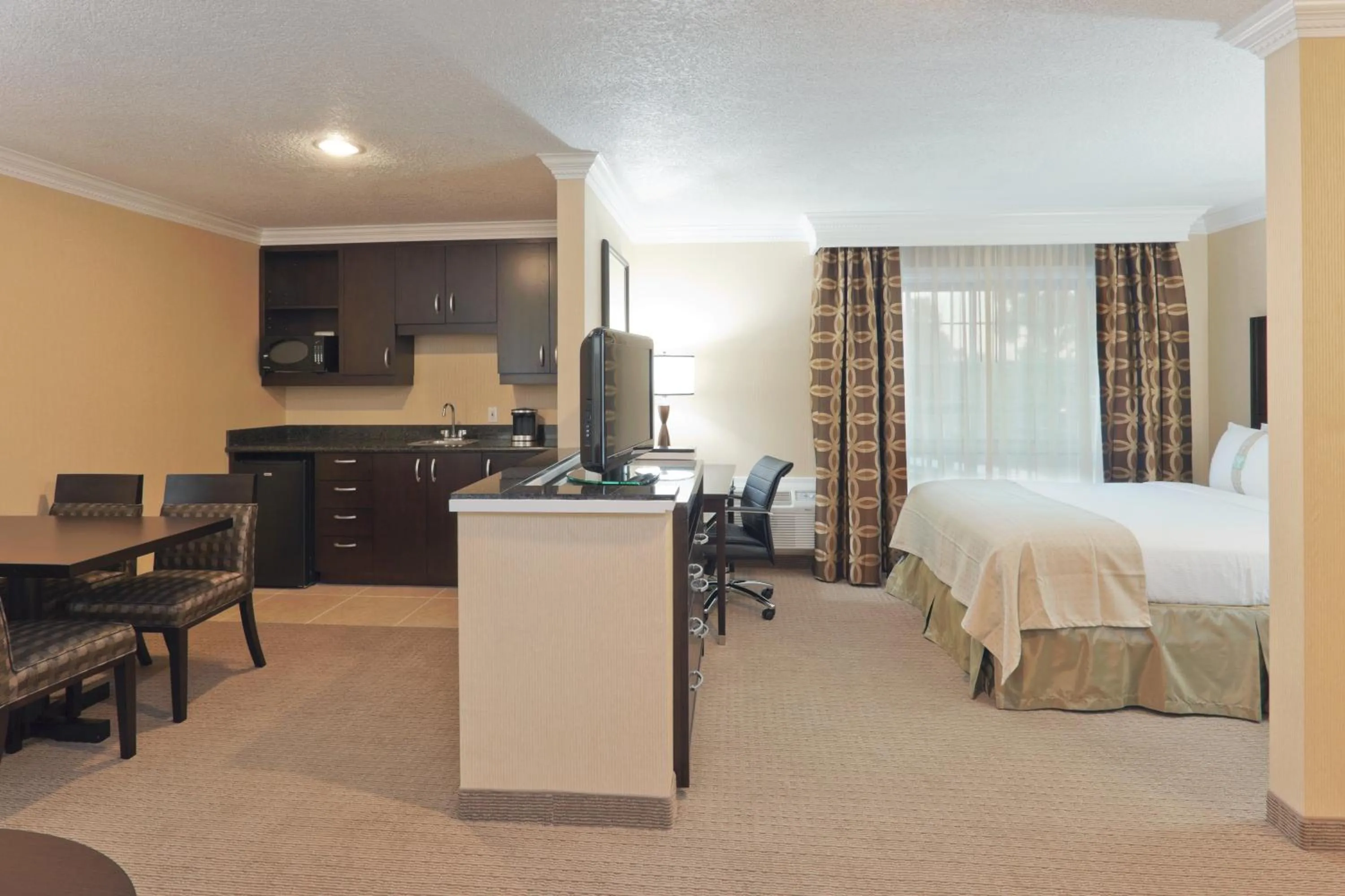 Photo of the whole room, Bed in Holiday Inn & Suites San Mateo - SFO by IHG