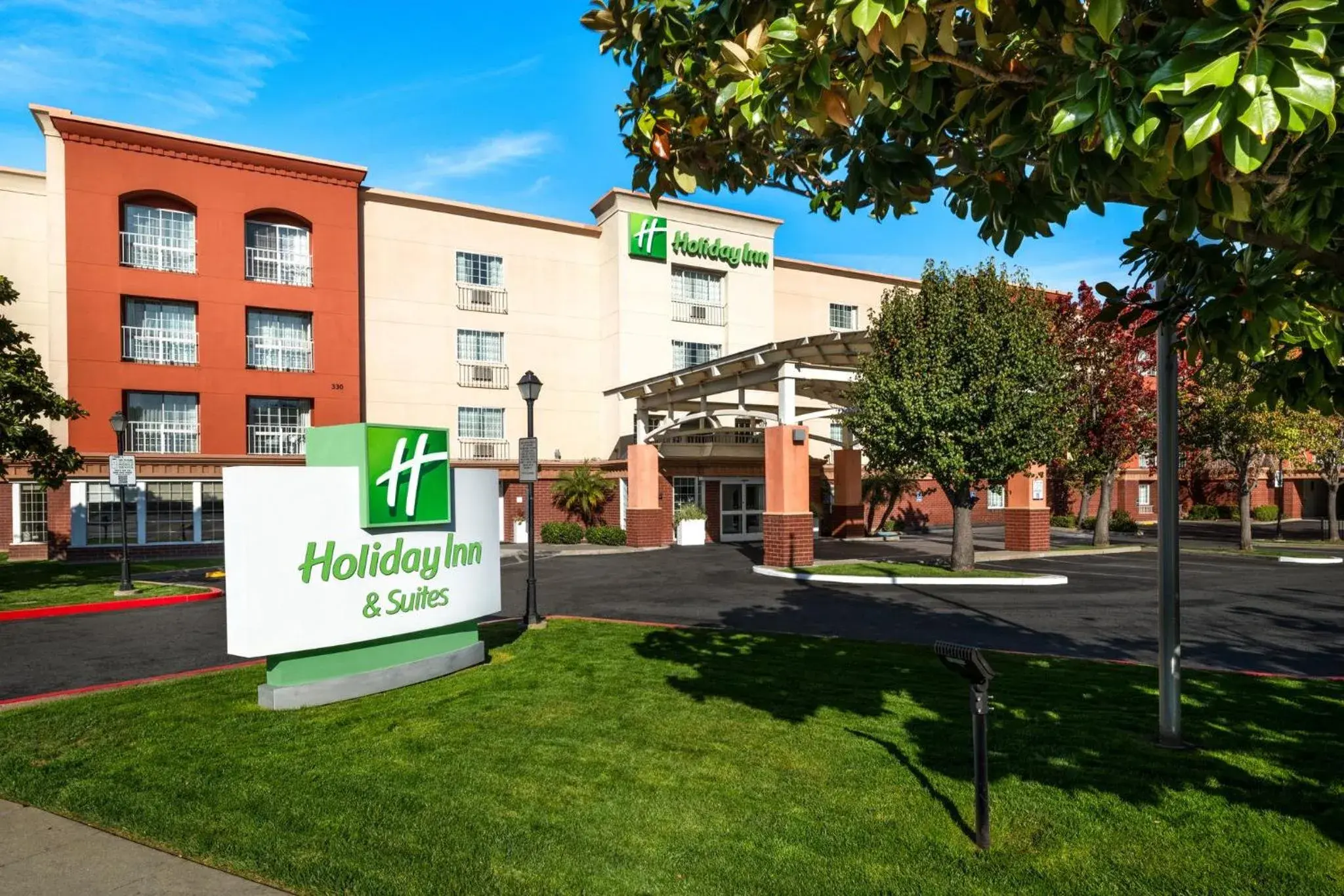 Property building in Holiday Inn & Suites San Mateo - SFO by IHG Property building in Holiday Inn & Suites San Mateo - SFO by IHG