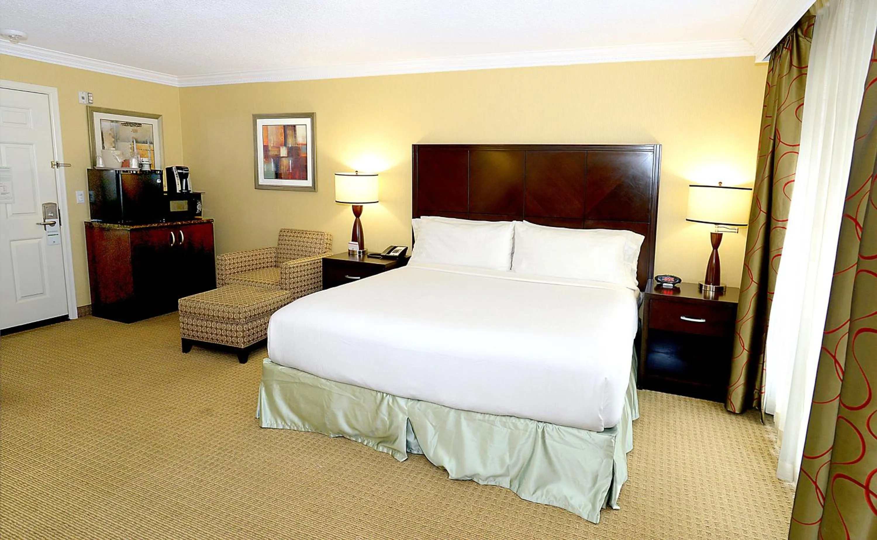 Photo of the whole room, Bed in Holiday Inn & Suites San Mateo - SFO by IHG