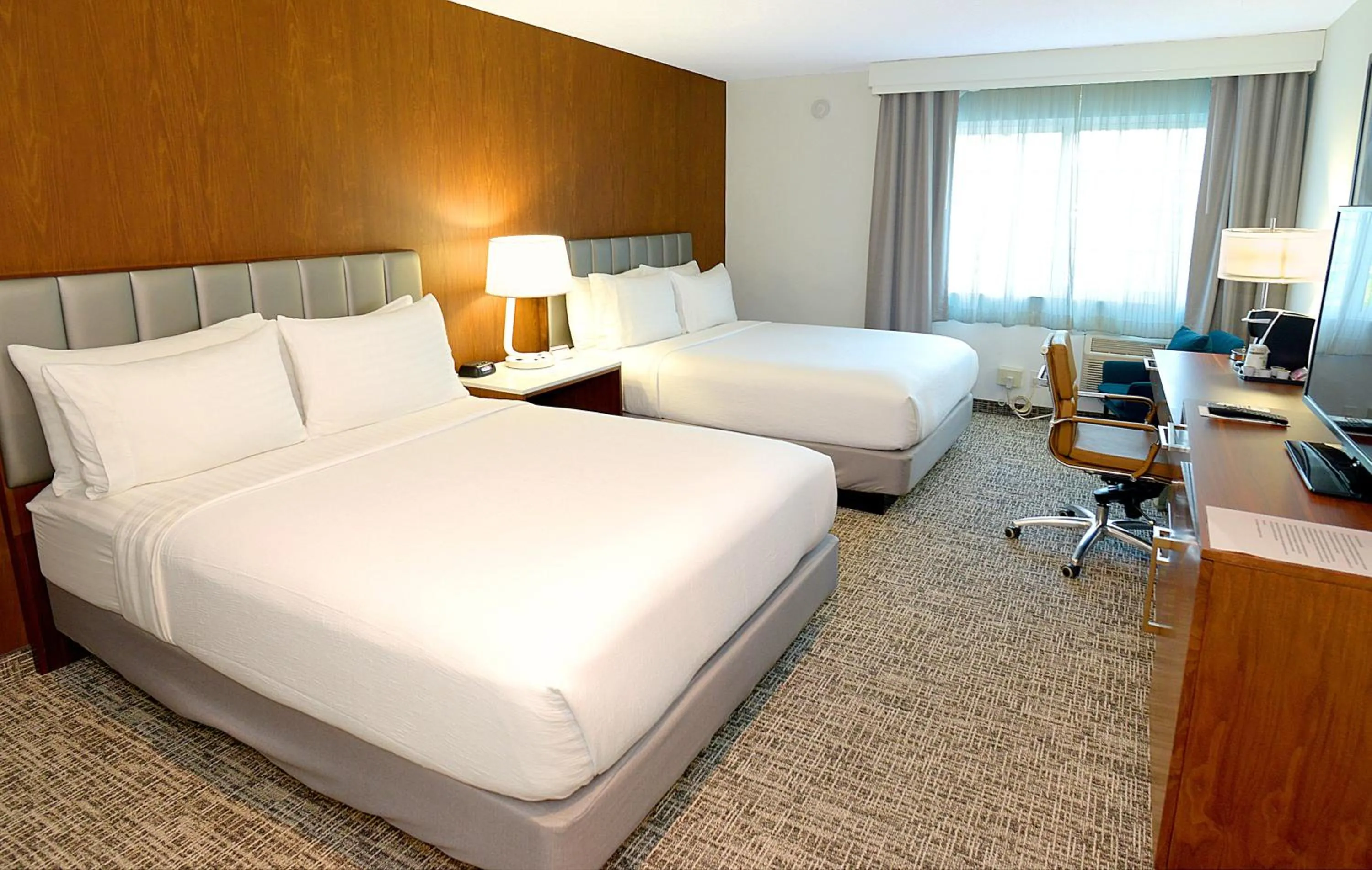 Photo of the whole room, Bed in Holiday Inn & Suites San Mateo - SFO by IHG