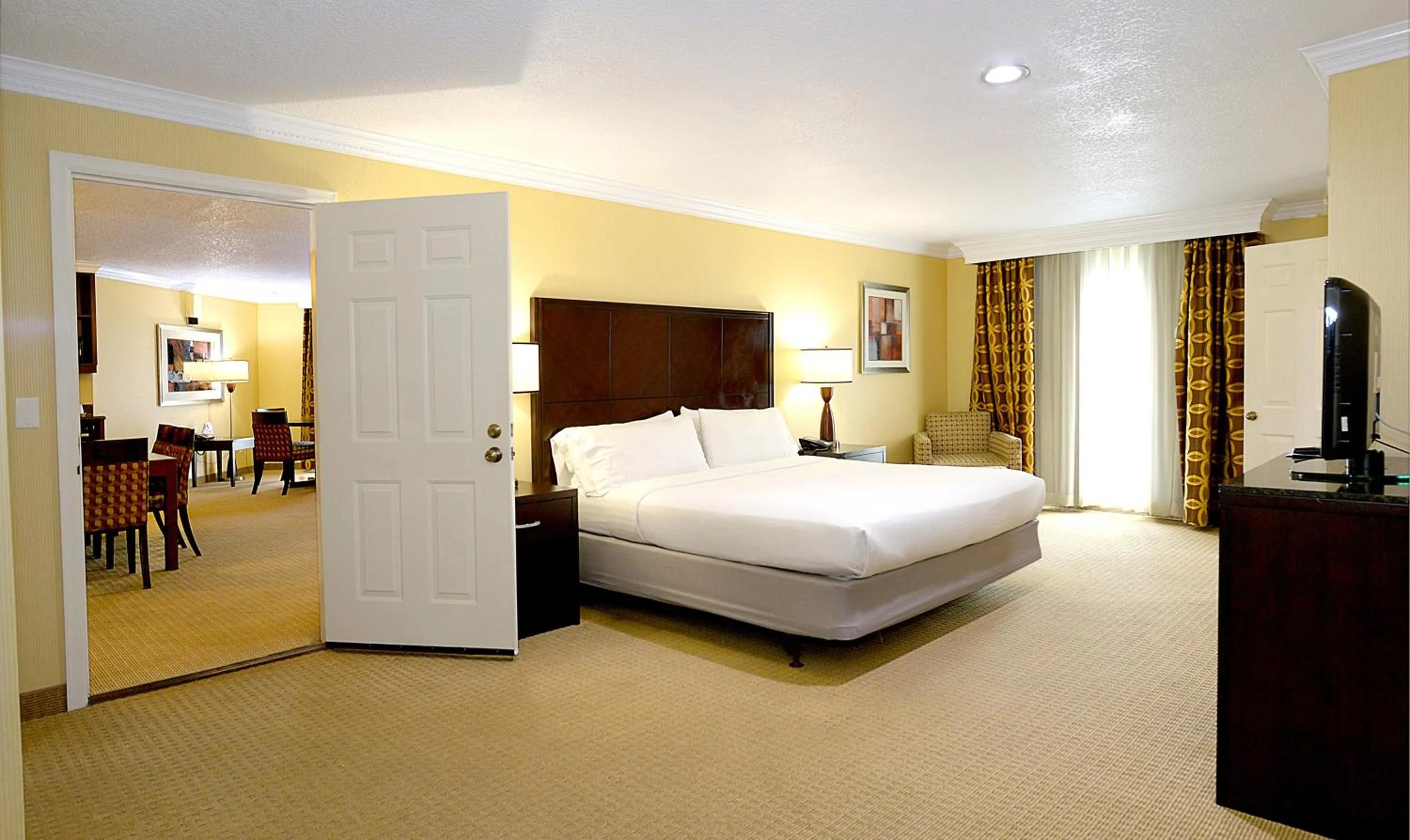 Photo of the whole room, Bed in Holiday Inn & Suites San Mateo - SFO by IHG