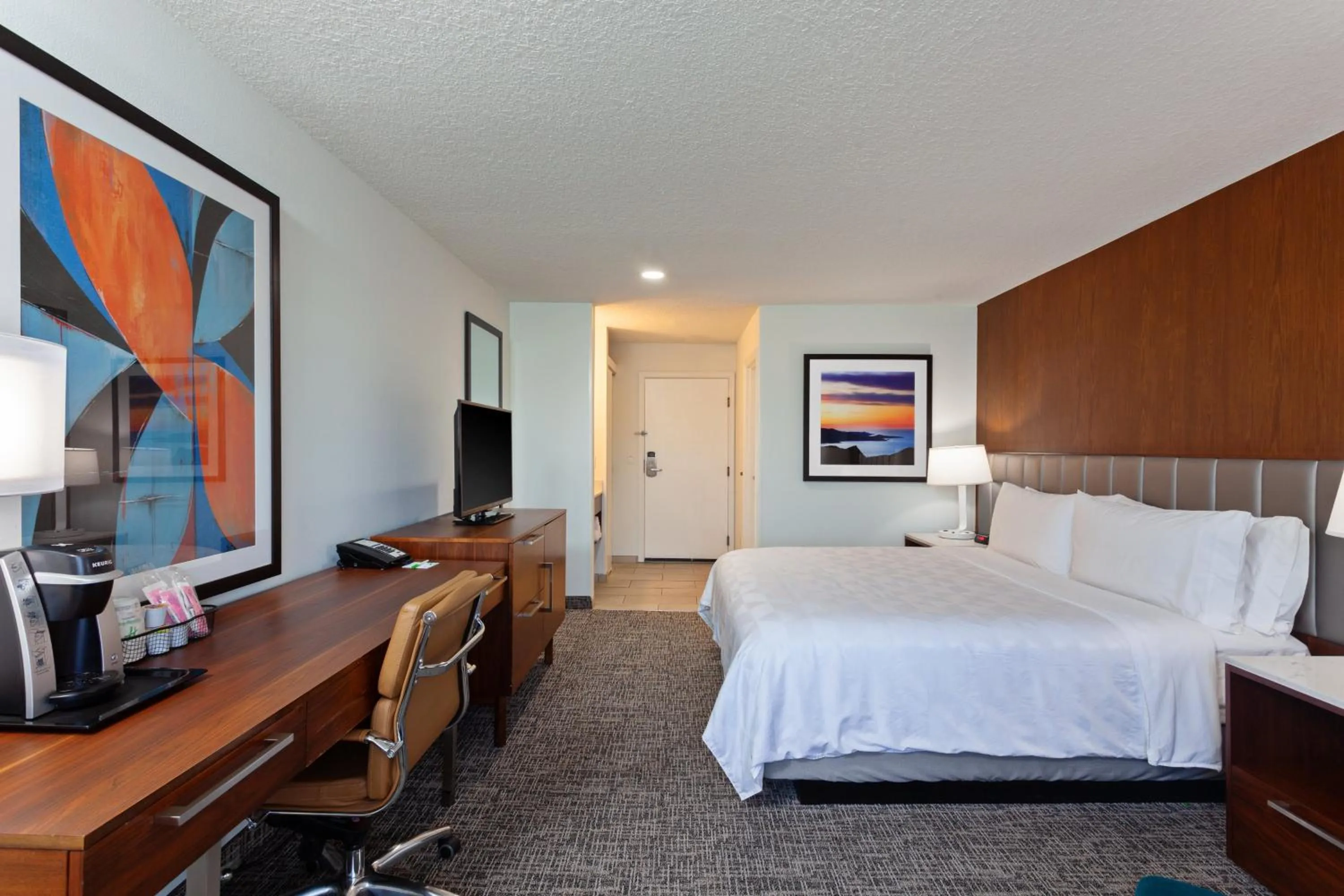 Photo of the whole room, Bed in Holiday Inn & Suites San Mateo - SFO by IHG
