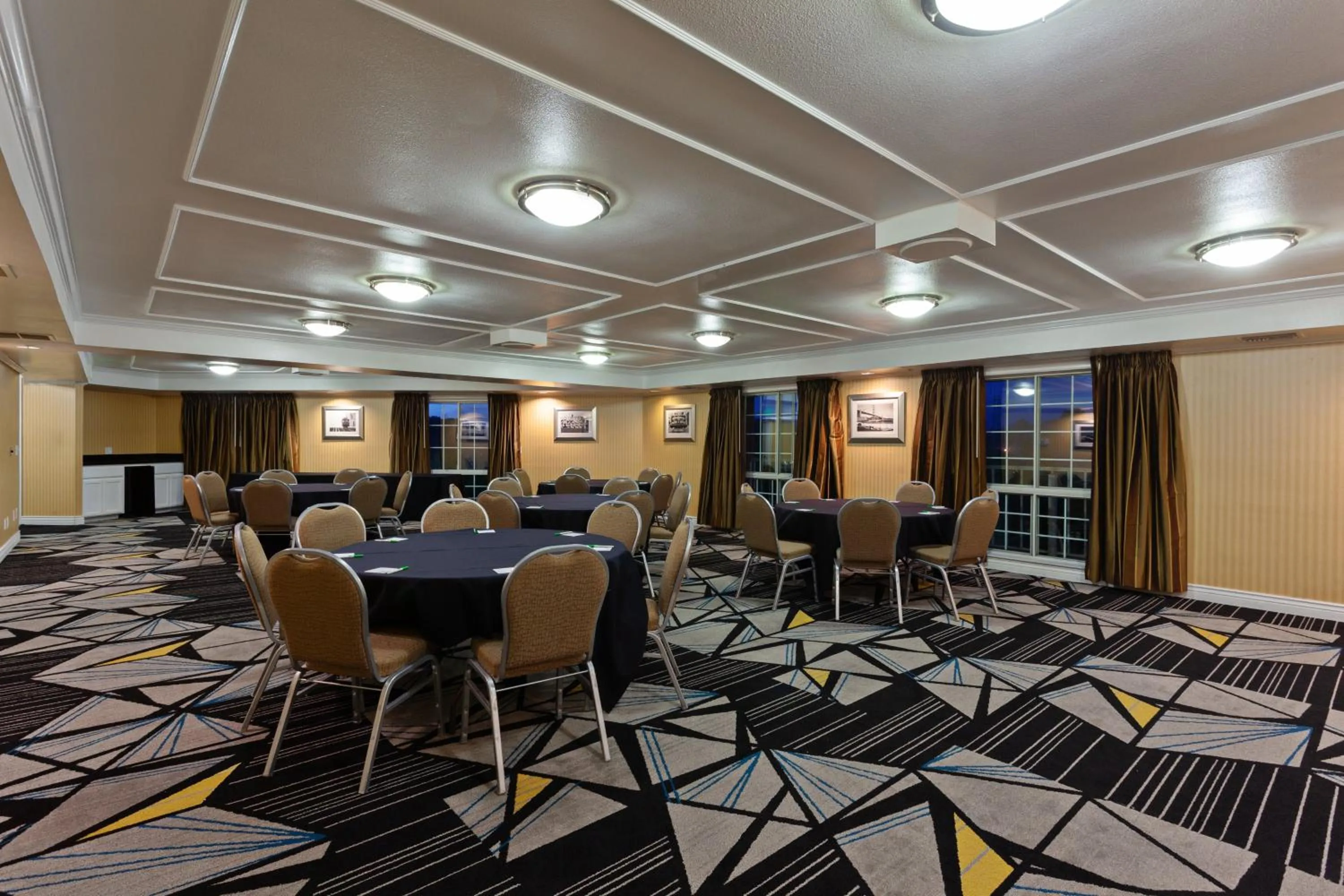 Meeting/conference room in Holiday Inn & Suites San Mateo - SFO by IHG