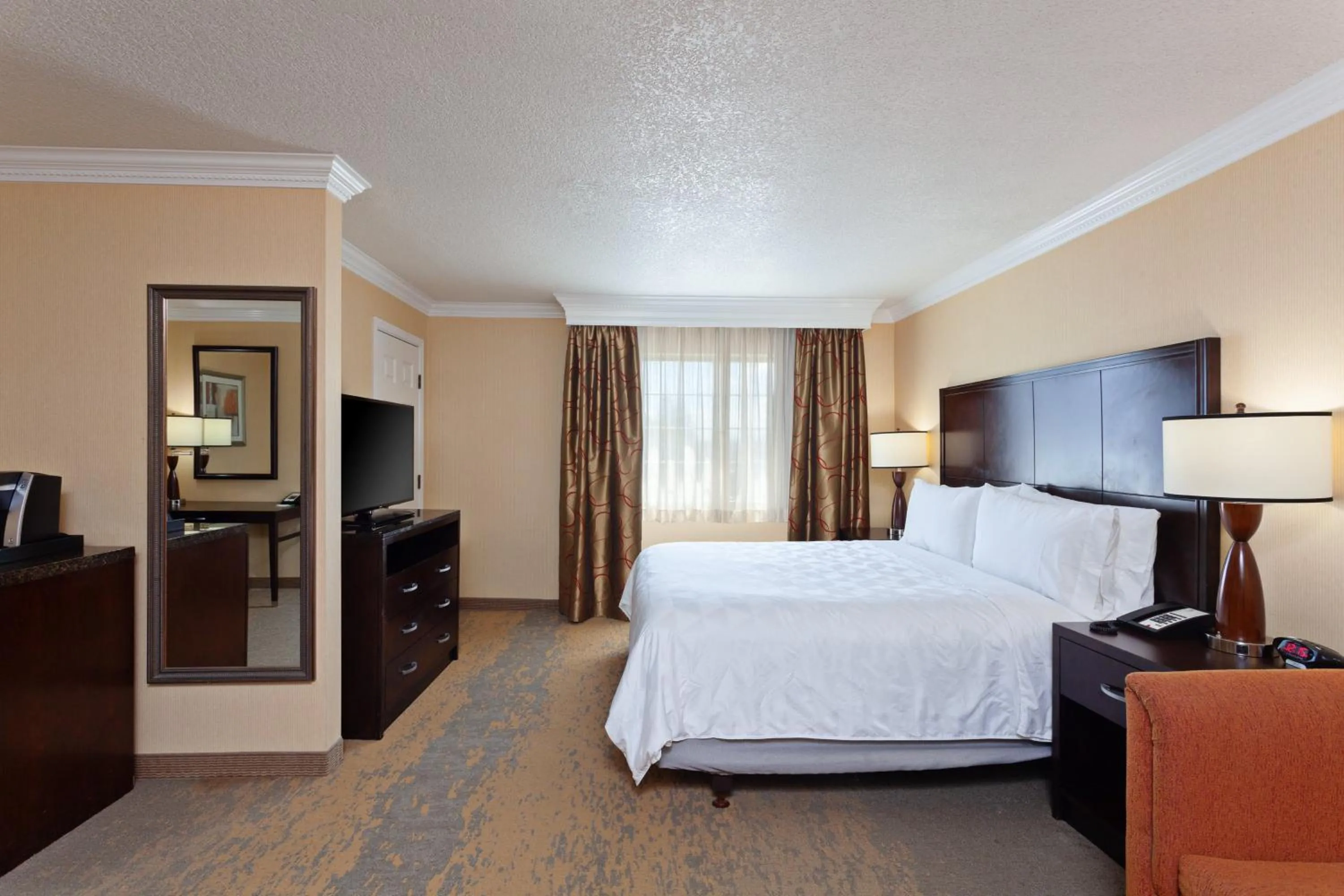 Photo of the whole room, Bed in Holiday Inn & Suites San Mateo - SFO by IHG