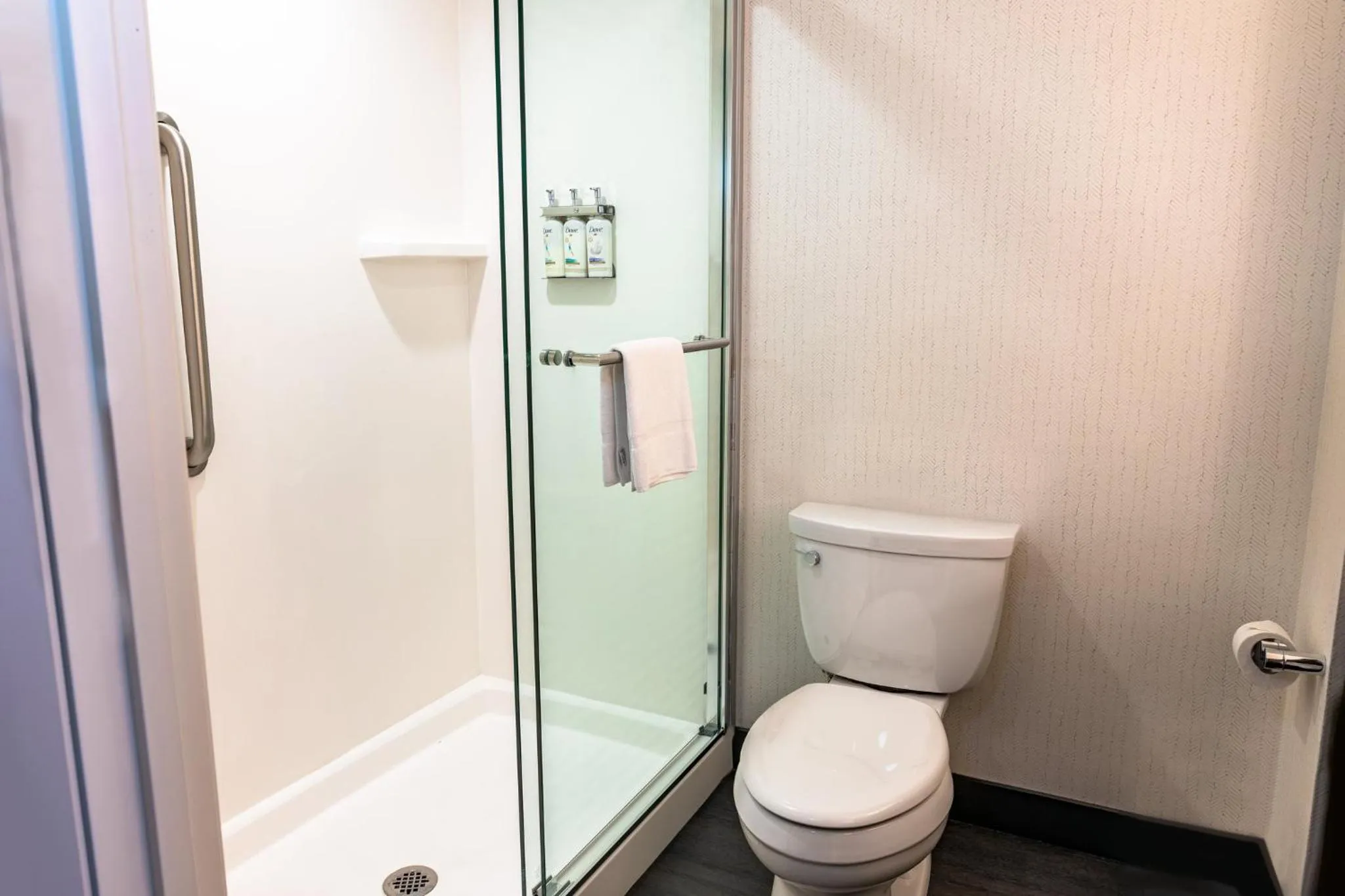 Photo of the whole room in Holiday Inn Oakland Airport by IHG